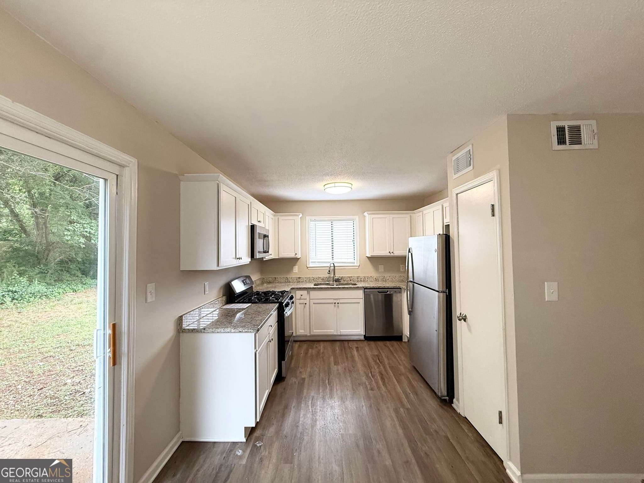 4 bedroom, 2 bathroom, 1,940 sq ft single family residence for sale at 1061 Mainstreet Lake Drive, Stone Mountain, GA 30088 — photo 8