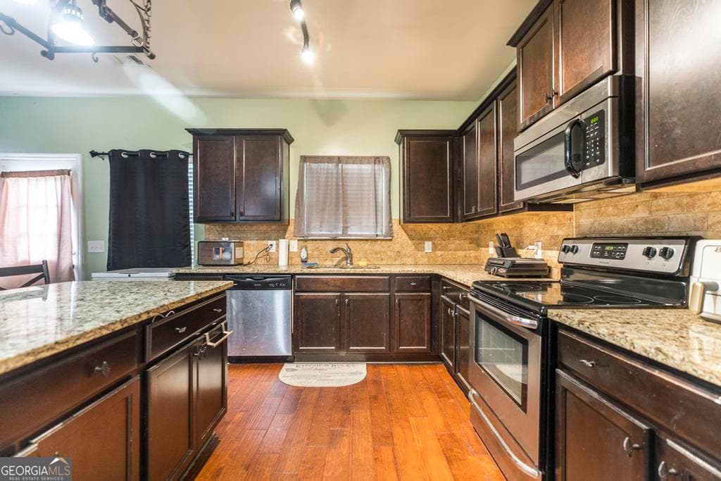 4 bedroom, 2.5 bathroom, 2,678 sq ft single family residence for sale at 204 Amelia Drive, Byron, GA 31008 — photo 7