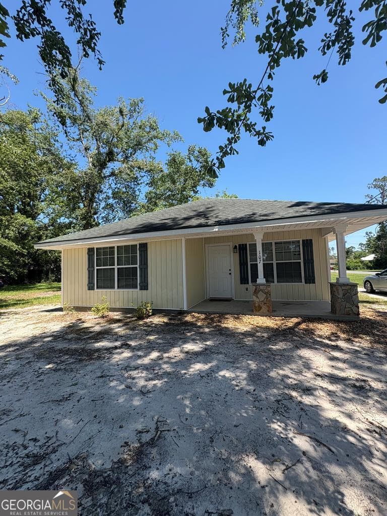 2 bedroom, 1 bathroom, 908 sq ft single family residence sold at 107 107 Peachtree Street, Baxley, GA 31513