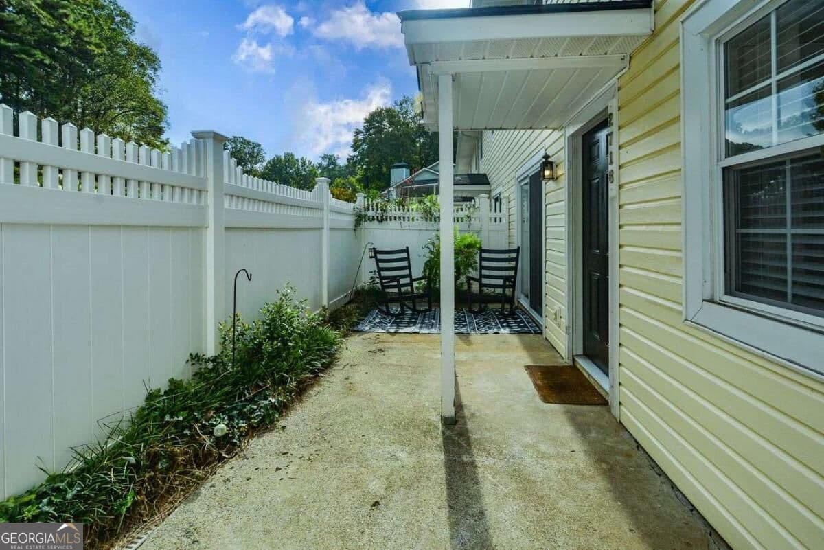 2 bedroom, 2.5 bathroom, 1,248 sq ft condominium for sale at 2718 Suwanee Way, Marietta, GA 30067 — photo 2