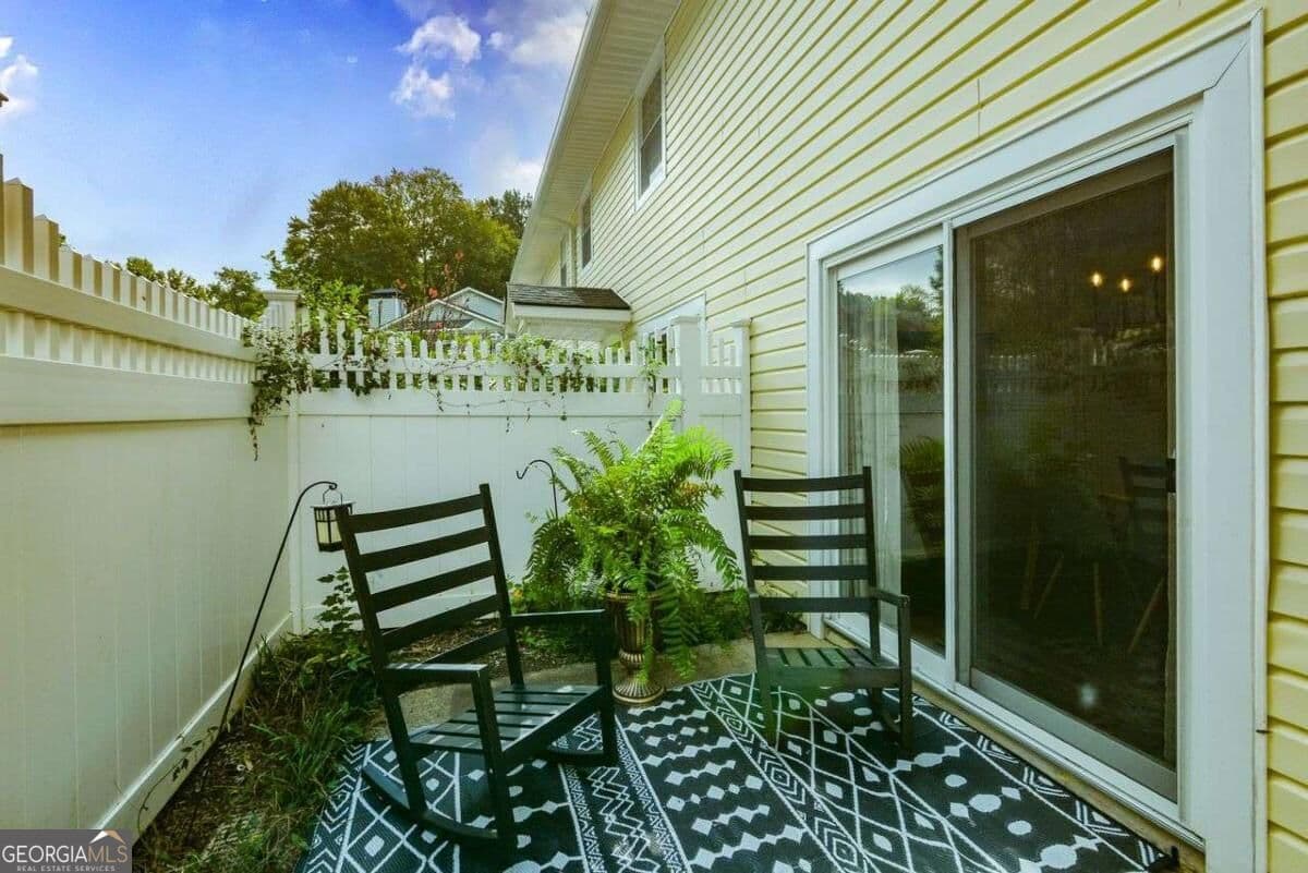 2 bedroom, 2.5 bathroom, 1,248 sq ft condominium for sale at 2718 Suwanee Way, Marietta, GA 30067 — photo 3