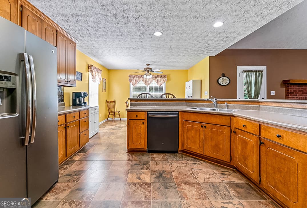 3 bedroom, 3.5 bathroom, 3,422 sq ft single family residence for sale at 2025 Pheasant Run Drive, Mcdonough, GA 30252 — photo 4