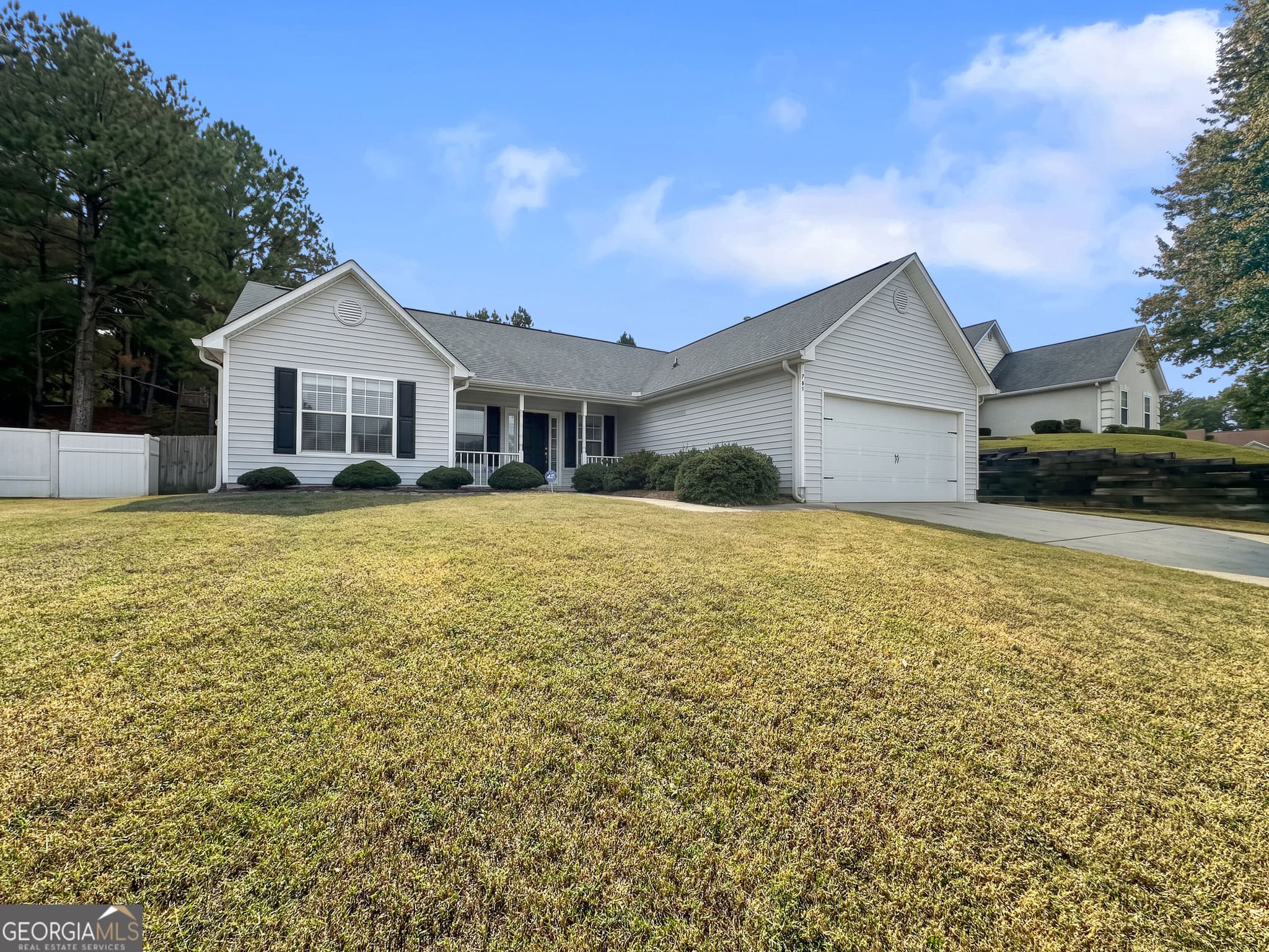 3 bedroom, 2 bathroom, 2,762 sq ft single family residence for rent at 151 Players Circle, Fayetteville, GA 30215 for $1,955 a month — photo 2