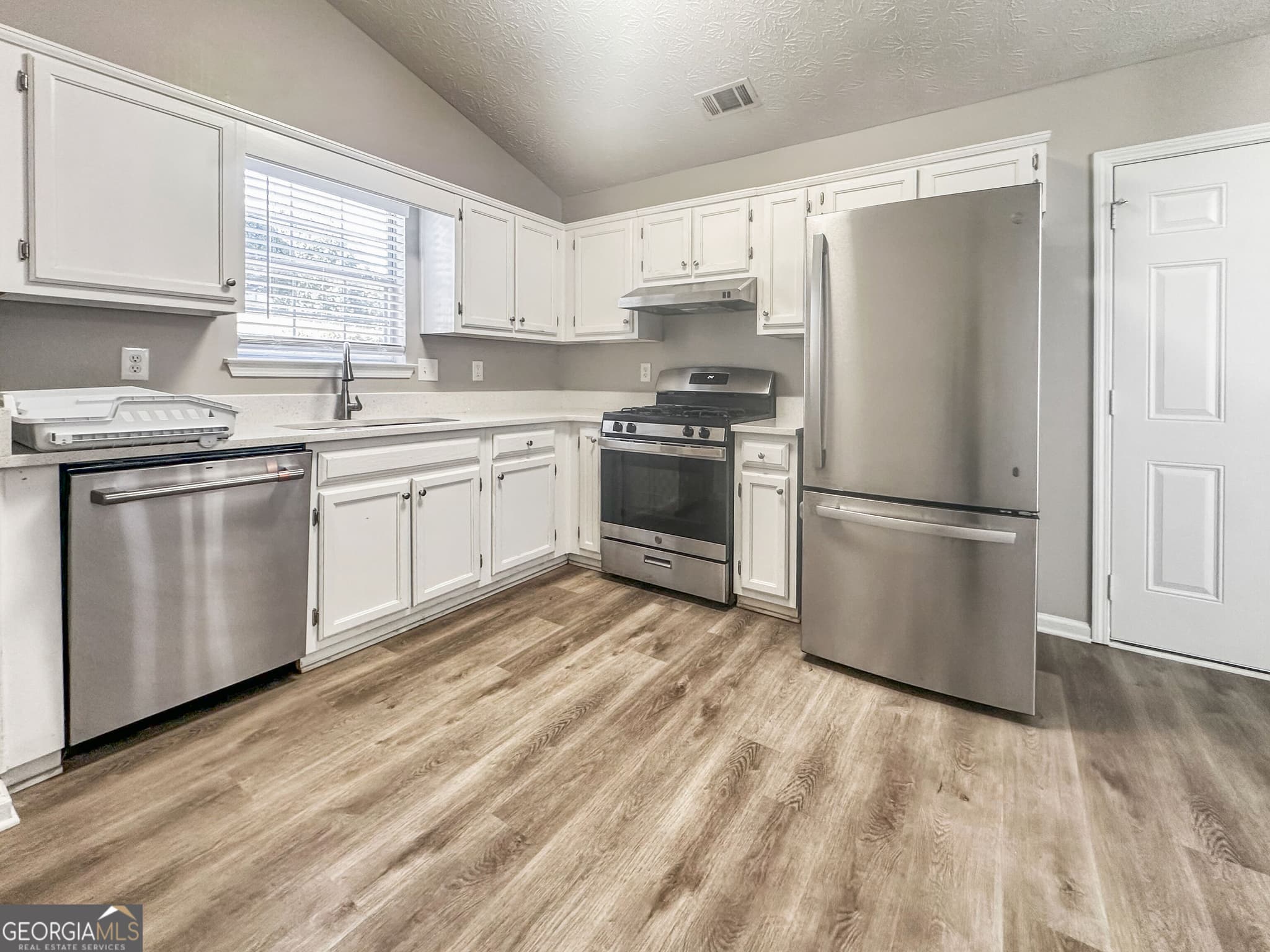 3 bedroom, 2 bathroom, 2,762 sq ft single family residence for rent at 151 Players Circle, Fayetteville, GA 30215 for $1,955 a month — photo 6