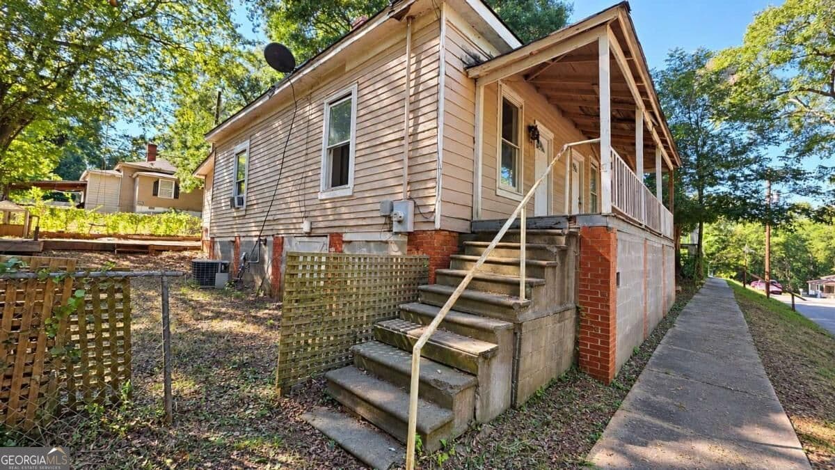 3 bedroom, 1 bathroom, 1,002 sq ft single family residence for sale at 5 Magnolia Street, Covington, GA 30014