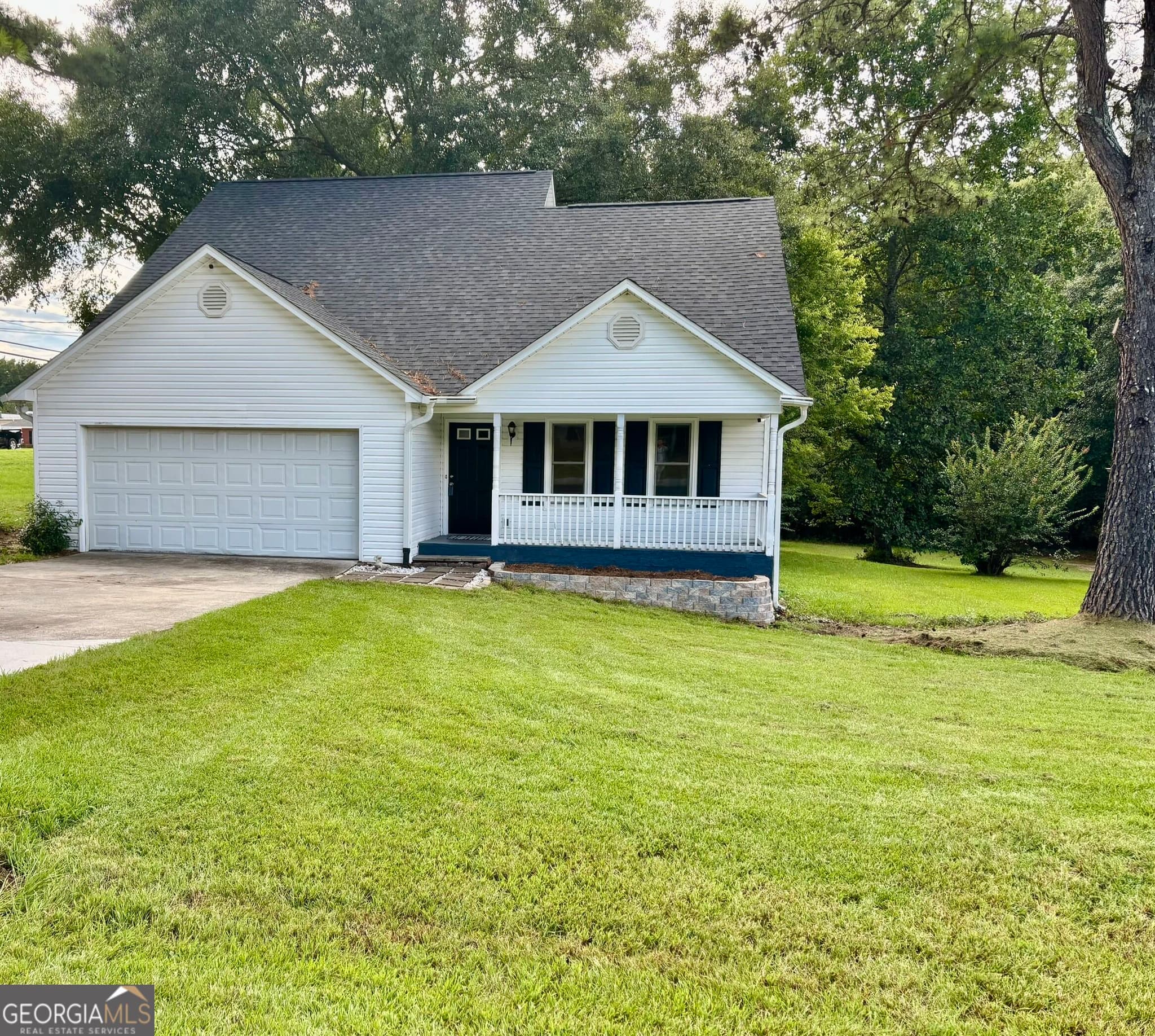3 bedroom, 2.5 bathroom, 1,572 sq ft single family residence for sale at 401 Windsor Court, Macon, GA 31216 — photo 2