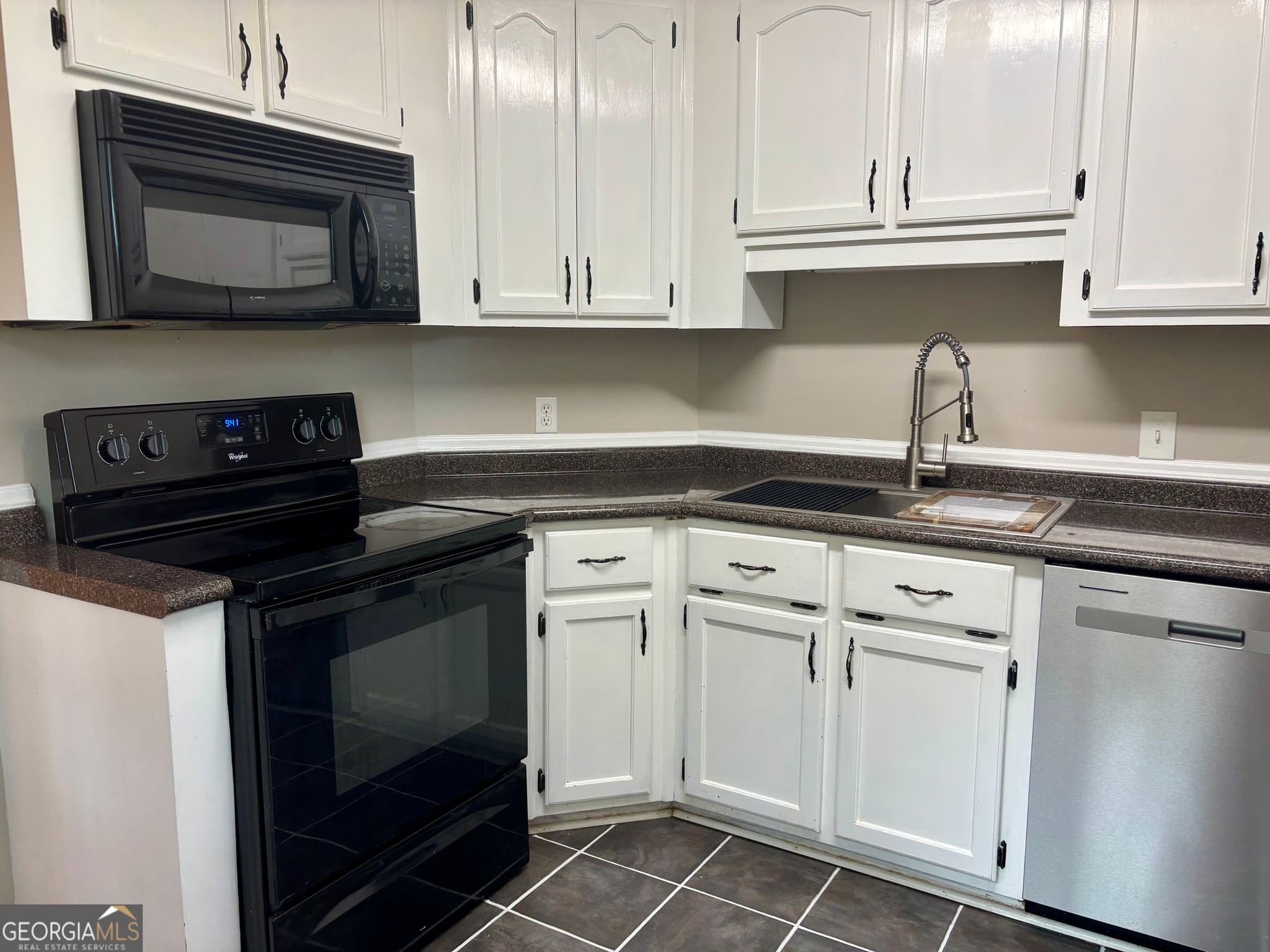 3 bedroom, 2.5 bathroom, 1,572 sq ft single family residence for sale at 401 Windsor Court, Macon, GA 31216 — photo 9