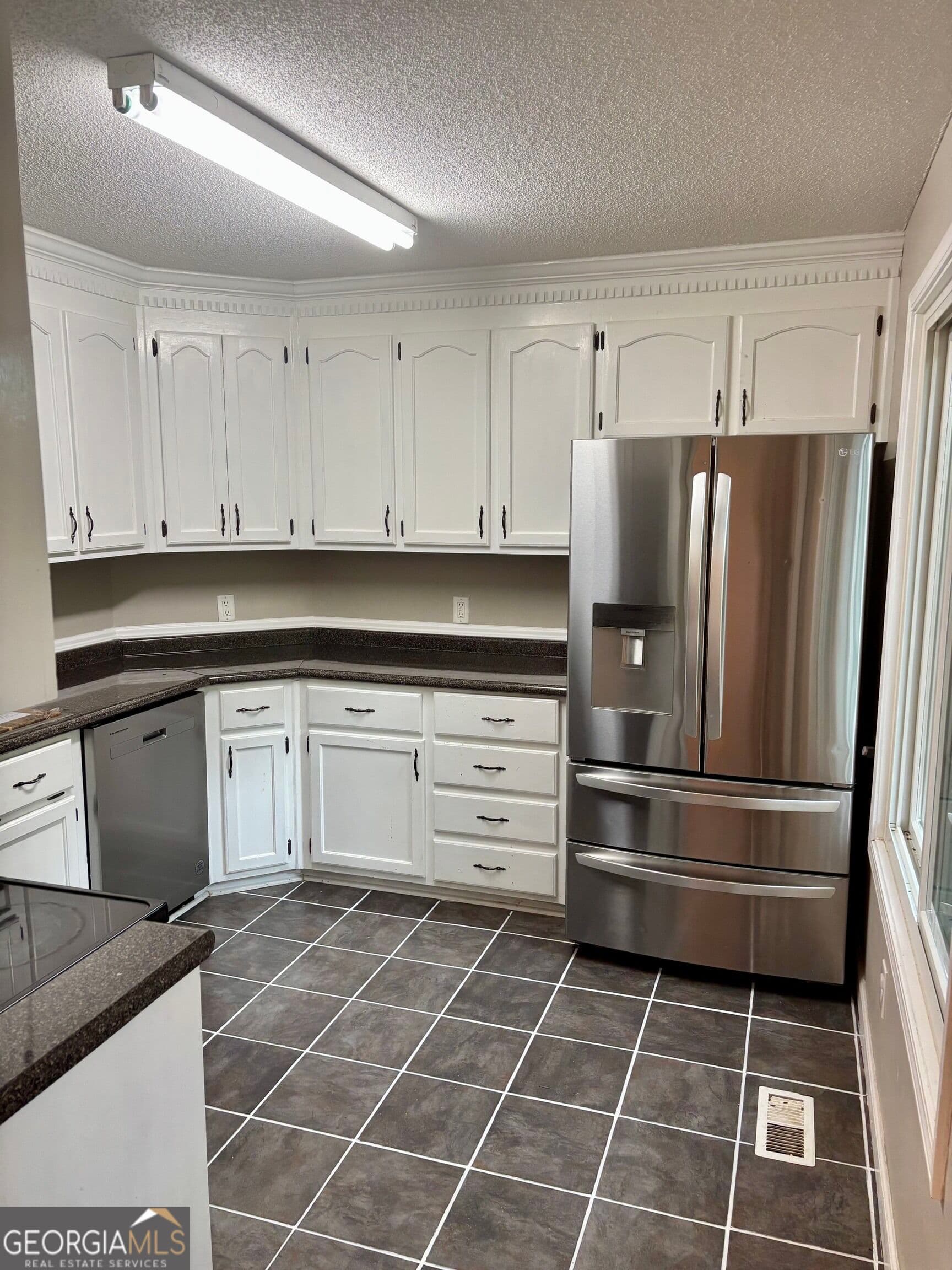 3 bedroom, 2.5 bathroom, 1,572 sq ft single family residence for sale at 401 Windsor Court, Macon, GA 31216 — photo 8