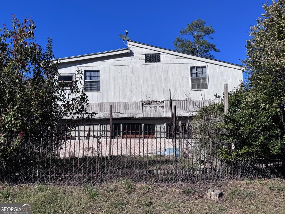 3 bedroom, 3 bathroom, 2,838 sq ft single family residence under contract at 611 S Bead Street, Alma, GA 31510 — photo 3