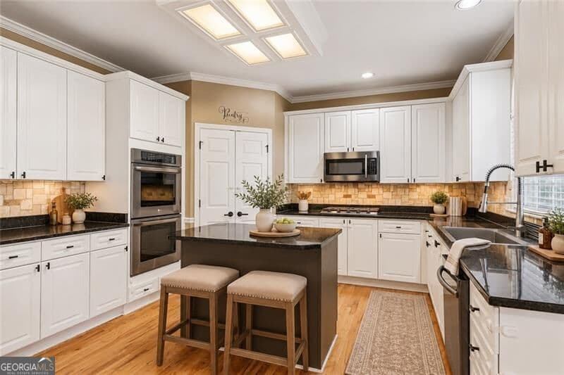 6 bedroom, 5 bathroom, 4,629 sq ft single family residence for sale at 4104 Hooch River Trail, Suwanee, GA 30024 — photo 4