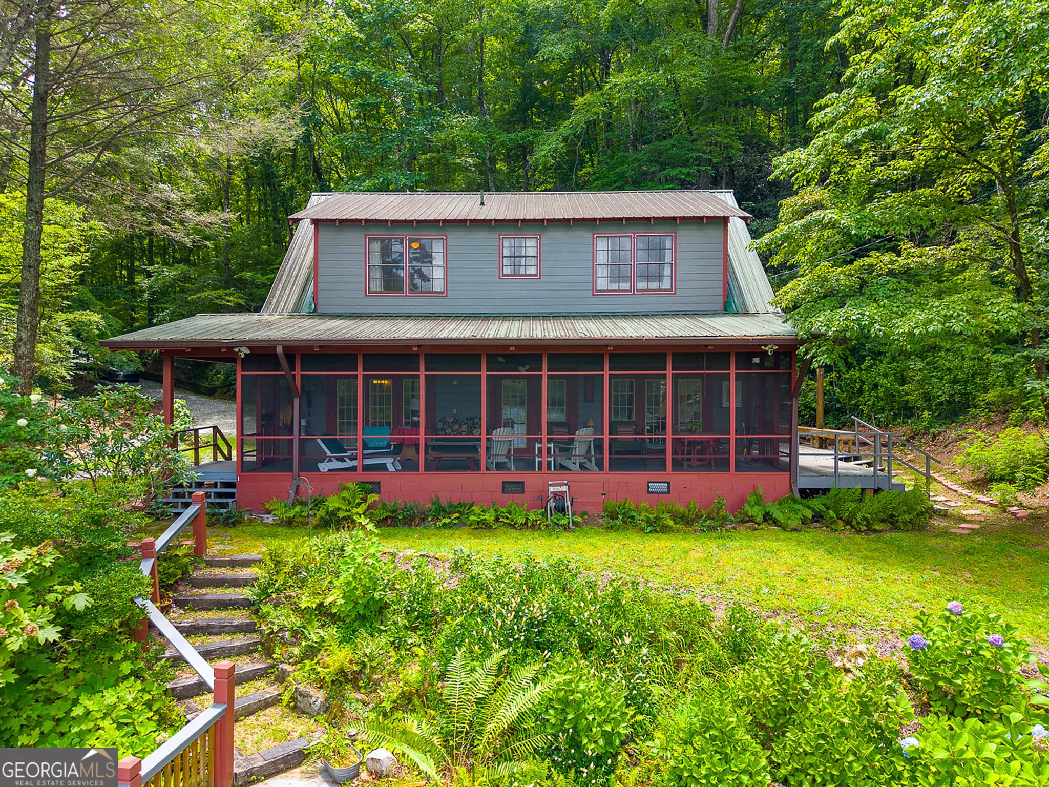 4 bedroom, 3 bathroom, 1,368 sq ft cabin,single family residence under contract at 817 E Wildcat Road, Clarkesville, GA 30523 — photo 2