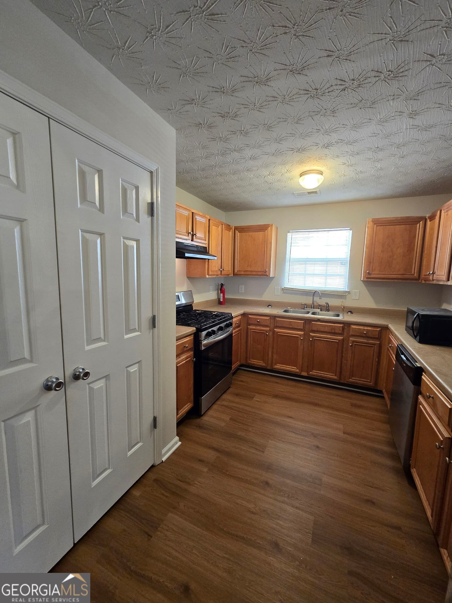 3 bedroom, 2.5 bathroom, 1,936 sq ft single family residence for rent at 5636 One Lake Way, Atlanta, GA 30349 for $2,050 a month — photo 4