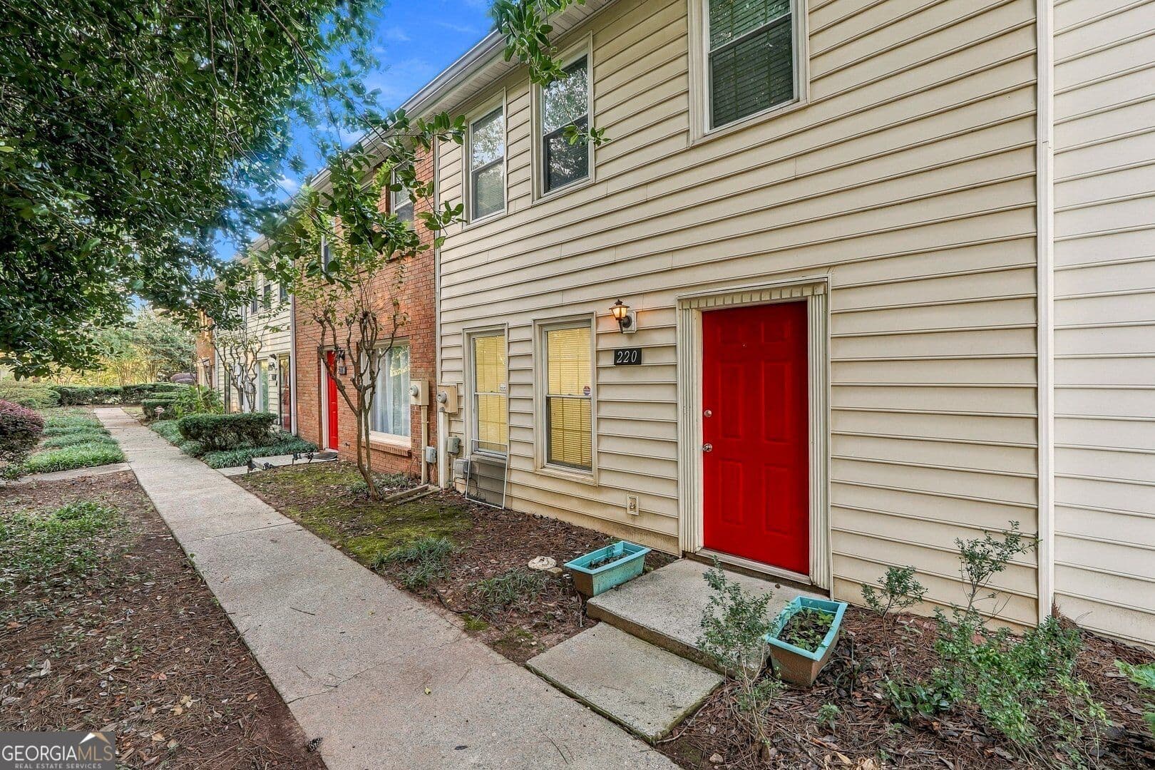 2 bedroom, 2.5 bathroom, 1,240 sq ft townhouse for sale at 220 Chads Ford Way, Roswell, GA 30076 — photo 2