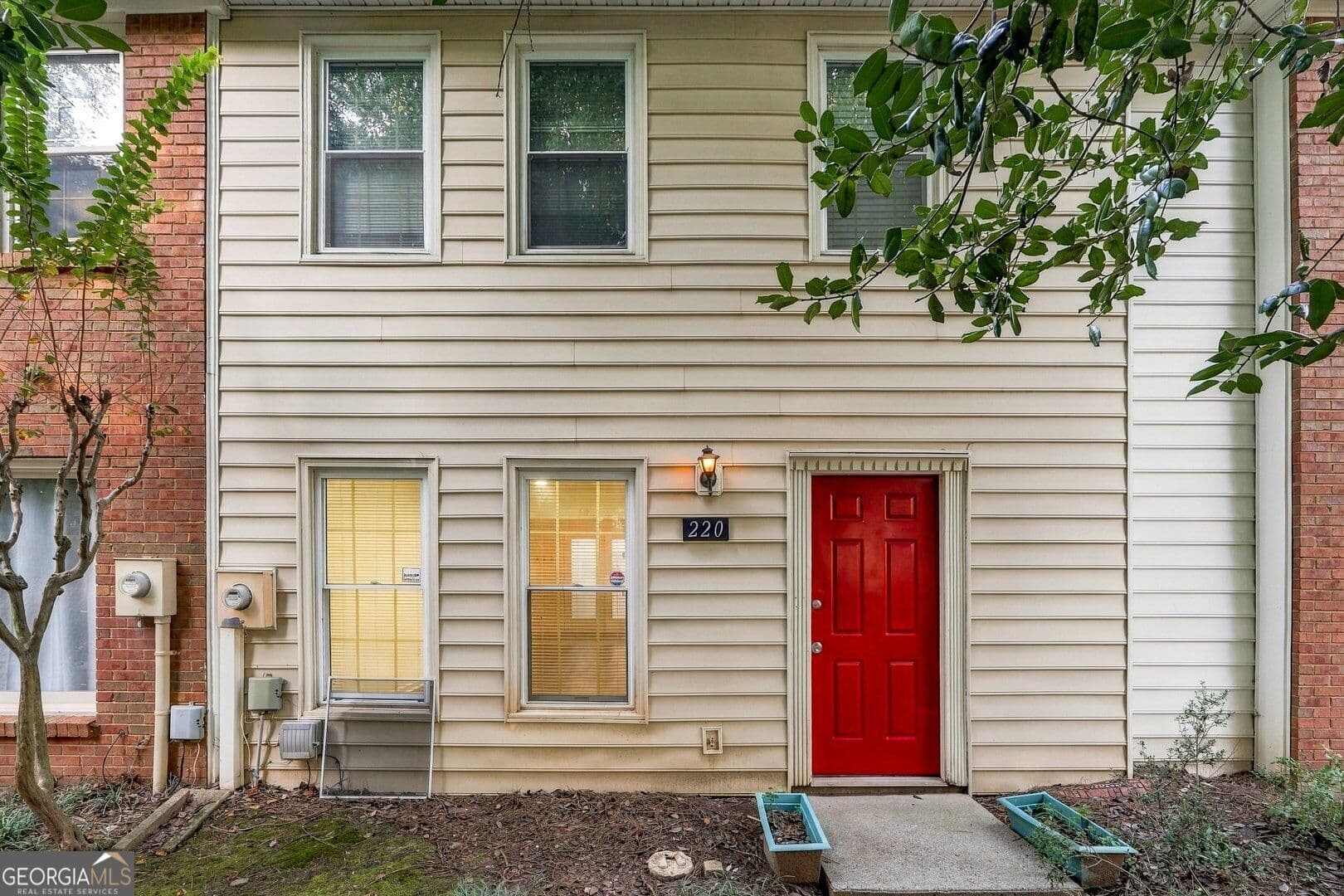2 bedroom, 2.5 bathroom, 1,240 sq ft townhouse for sale at 220 Chads Ford Way, Roswell, GA 30076 — photo 1 of 20