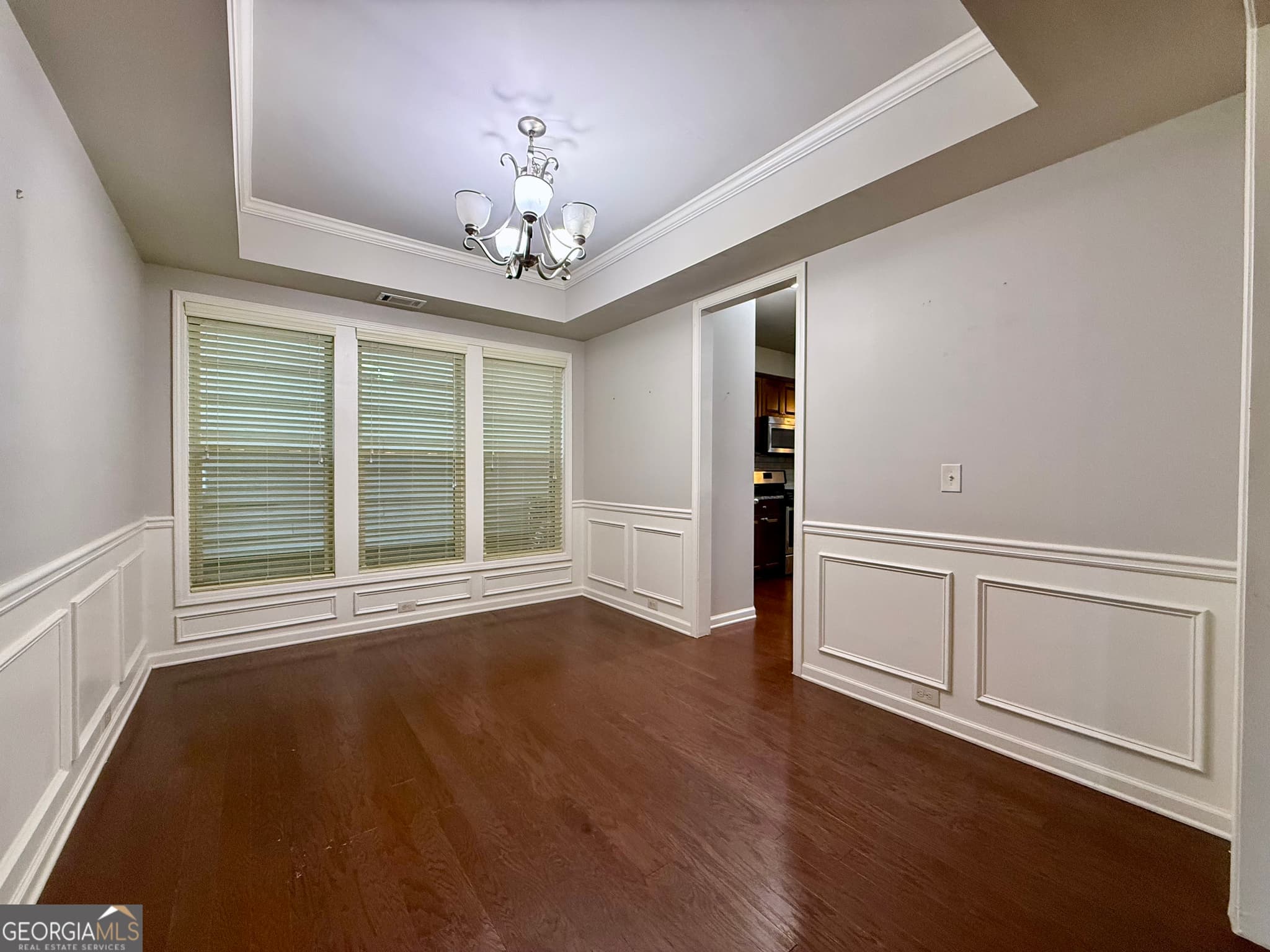 3 bedroom, 2.5 bathroom, 2,375 sq ft single family residence for sale at 5115 Breezewood Circle, Alpharetta, GA 30004 — photo 2