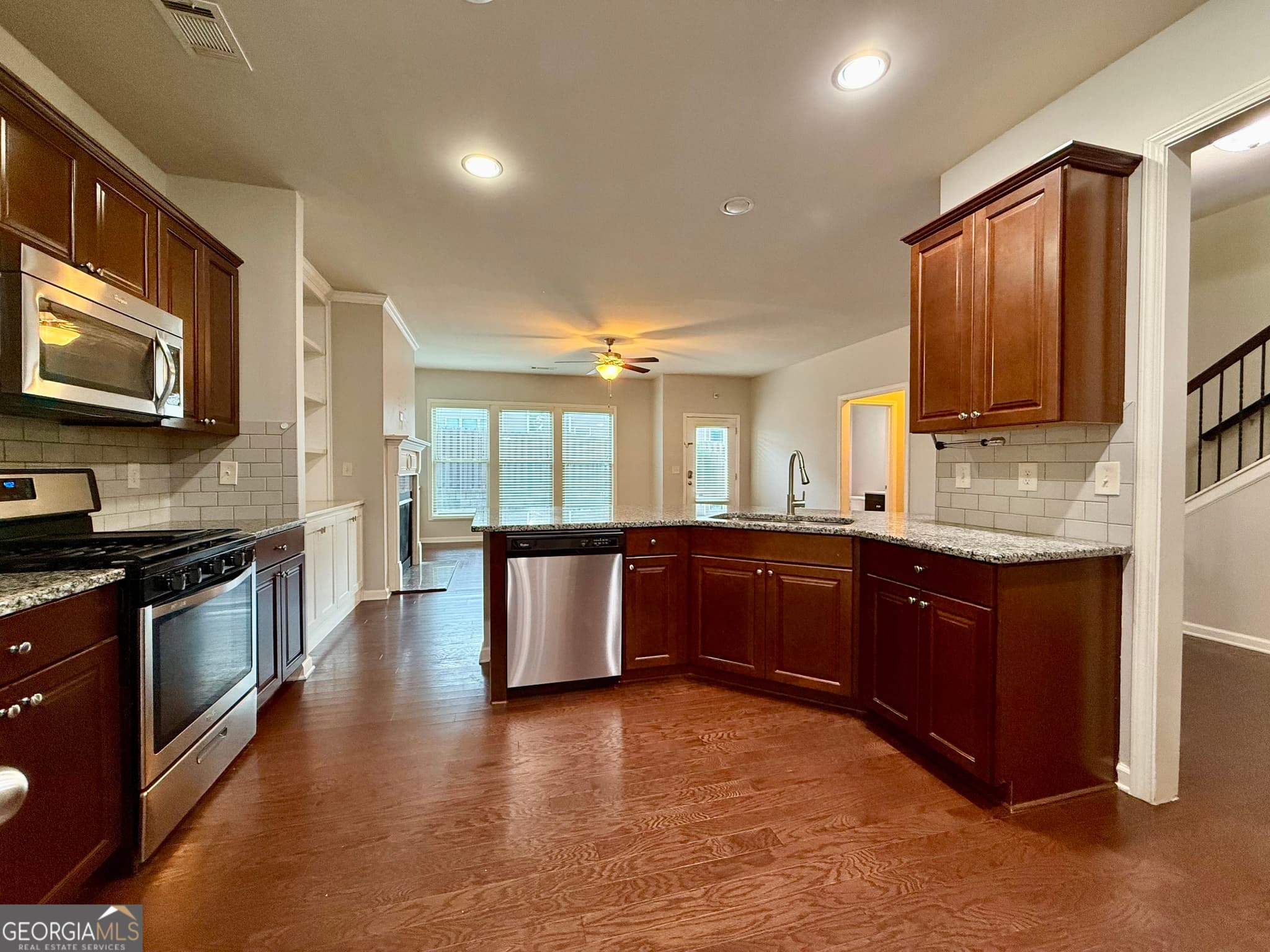 3 bedroom, 2.5 bathroom, 2,375 sq ft single family residence for sale at 5115 Breezewood Circle, Alpharetta, GA 30004 — photo 4