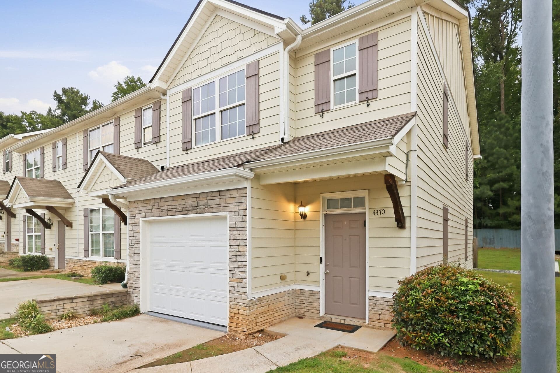 2 bedroom, 2.5 bathroom, 1,485 sq ft condominium for sale at 4370 Stone Gate Way # 97, East Point, GA 30344 — photo 2