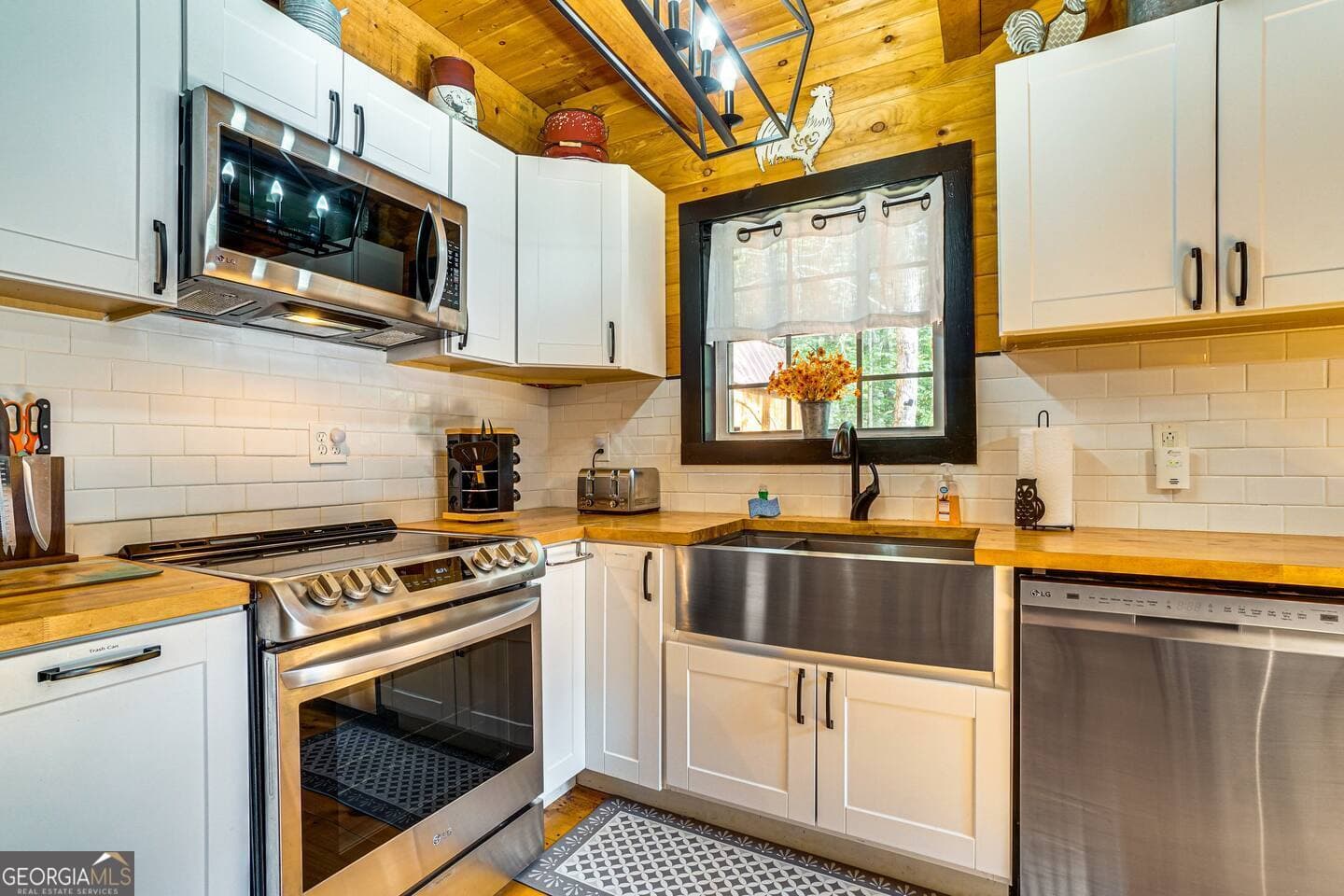 3 bedroom, 2 bathroom, 1,436 sq ft single family residence for sale at 106 Brookwood Lane, Clarkesville, GA 30523 — photo 4