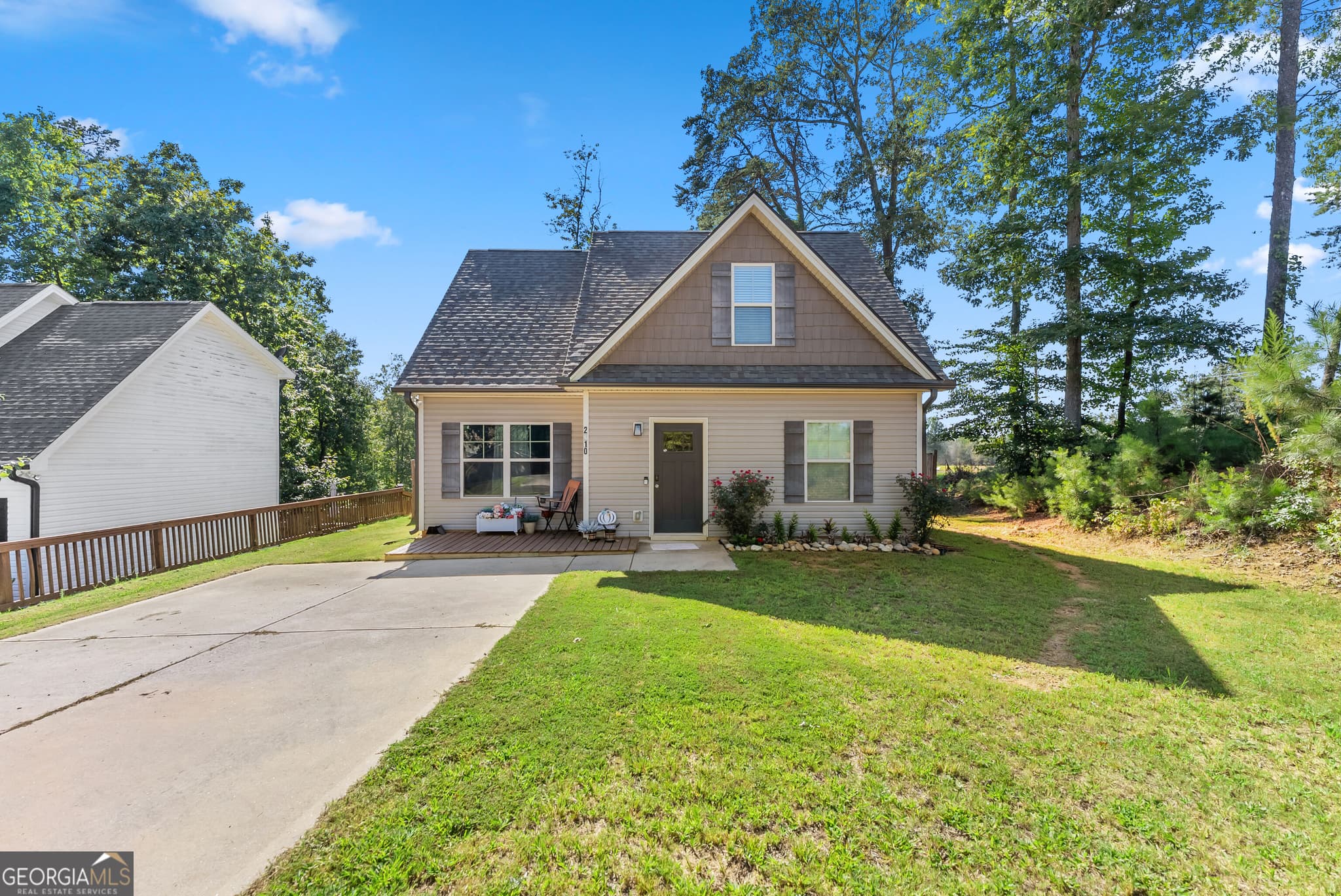 3 bedroom, 2.5 bathroom, 1,364 sq ft single family residence for sale at 2310 Belaire Drive, Cumming, GA 30041 — photo 2