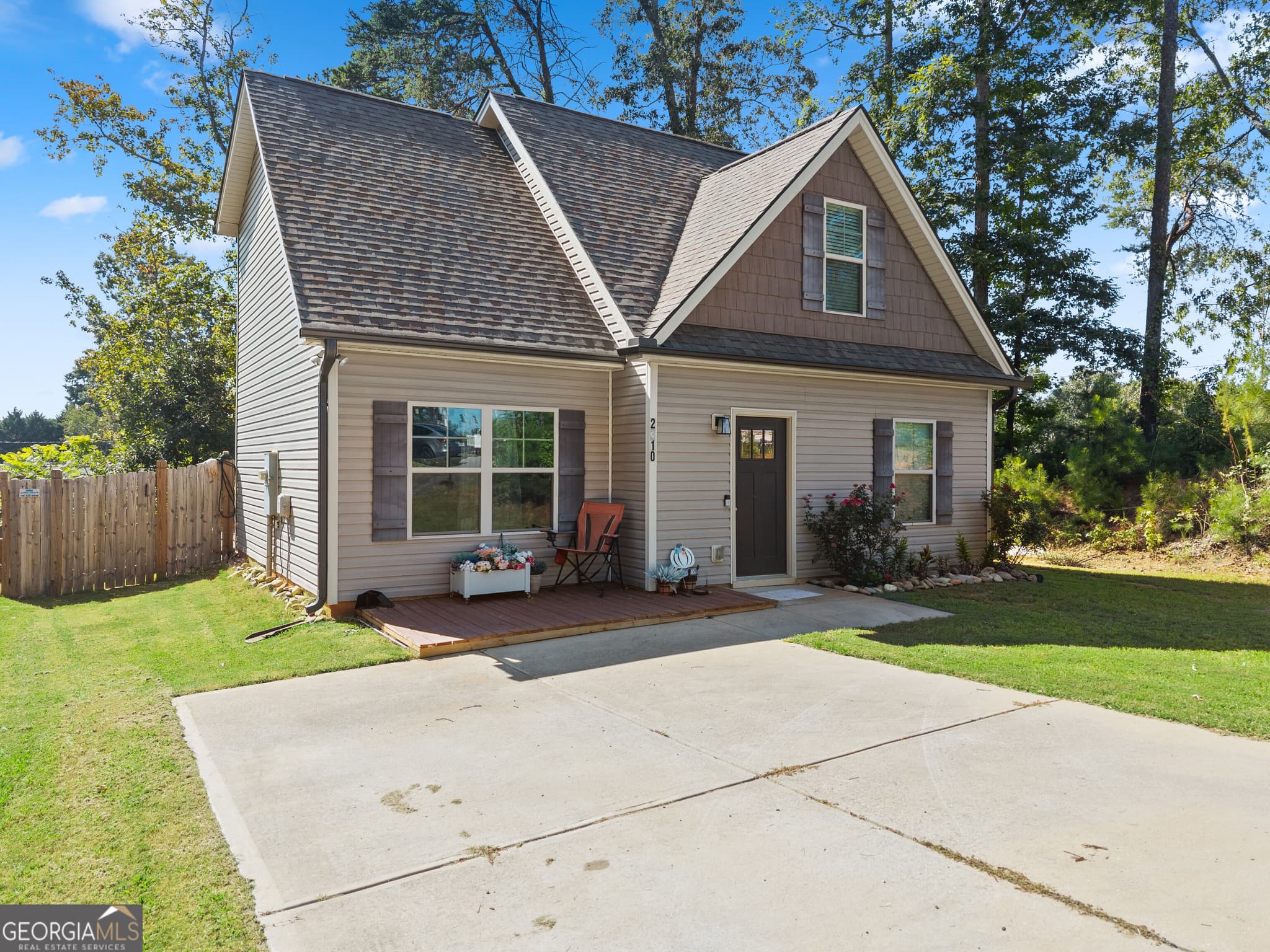 3 bedroom, 2.5 bathroom, 1,364 sq ft single family residence for sale at 2310 Belaire Drive, Cumming, GA 30041 — photo 3