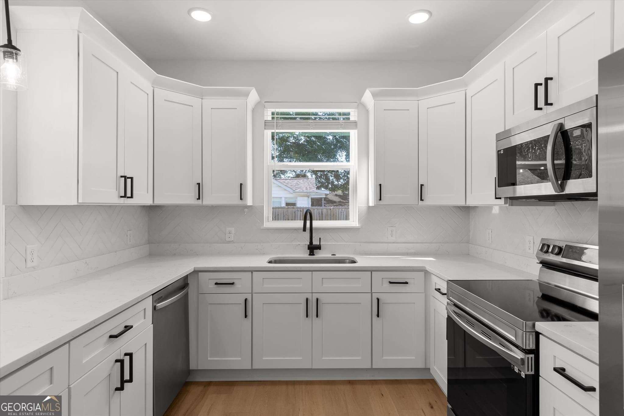 3 bedroom, 2.5 bathroom, 1,616 sq ft single family residence for sale at 1603 Barry Road, Chattanooga, TN 37412 — photo 3