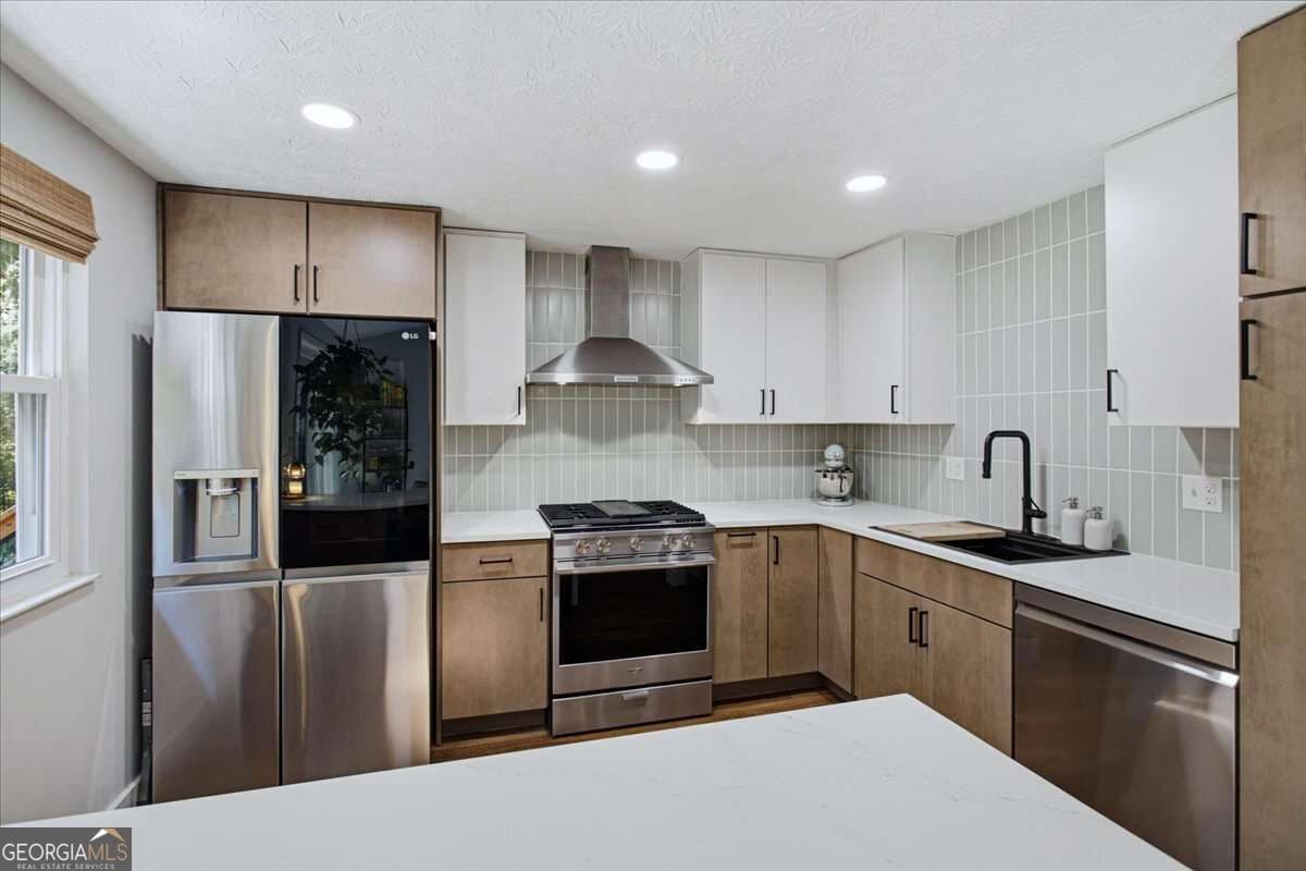 3 bedroom, 2.5 bathroom, 1,900 sq ft single family residence for sale at 1285 Mission Hills Court, Roswell, GA 30076 — photo 3