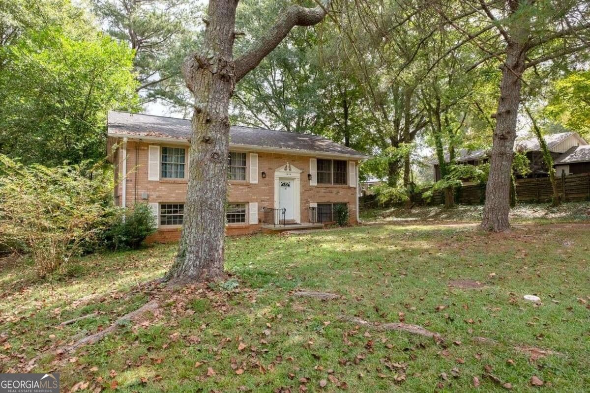 4 bedroom, 2.5 bathroom, 1,567 sq ft single family residence for sale at 1464 Colony East Circle, Stone Mountain, GA 30083 — photo 3