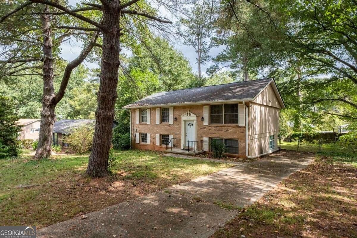 4 bedroom, 2.5 bathroom, 1,567 sq ft single family residence for sale at 1464 Colony East Circle, Stone Mountain, GA 30083 — photo 4
