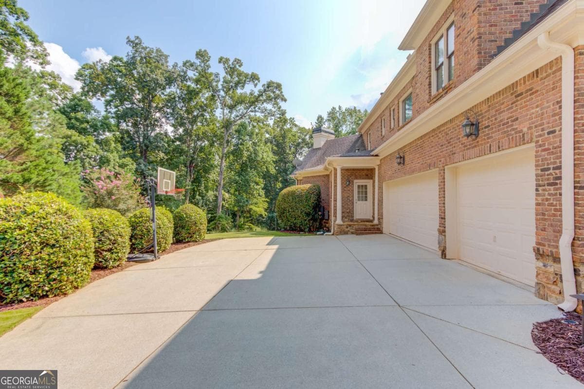 6 bedroom, 6.5 bathroom, 7,123 sq ft single family residence for sale at 5318 Binghurst Court, Suwanee, GA 30024 — photo 6