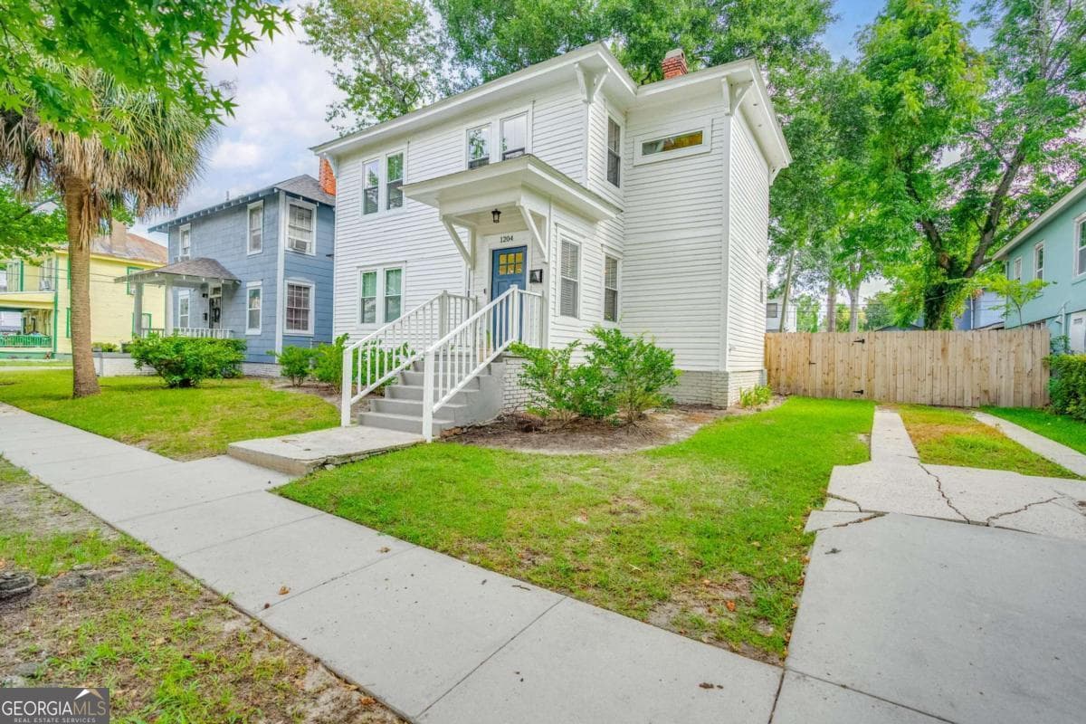3 bedroom, 3 bathroom, 1,919 sq ft single family residence for sale at 1204 E 33Rd Street, Savannah, GA 31404 — photo 4