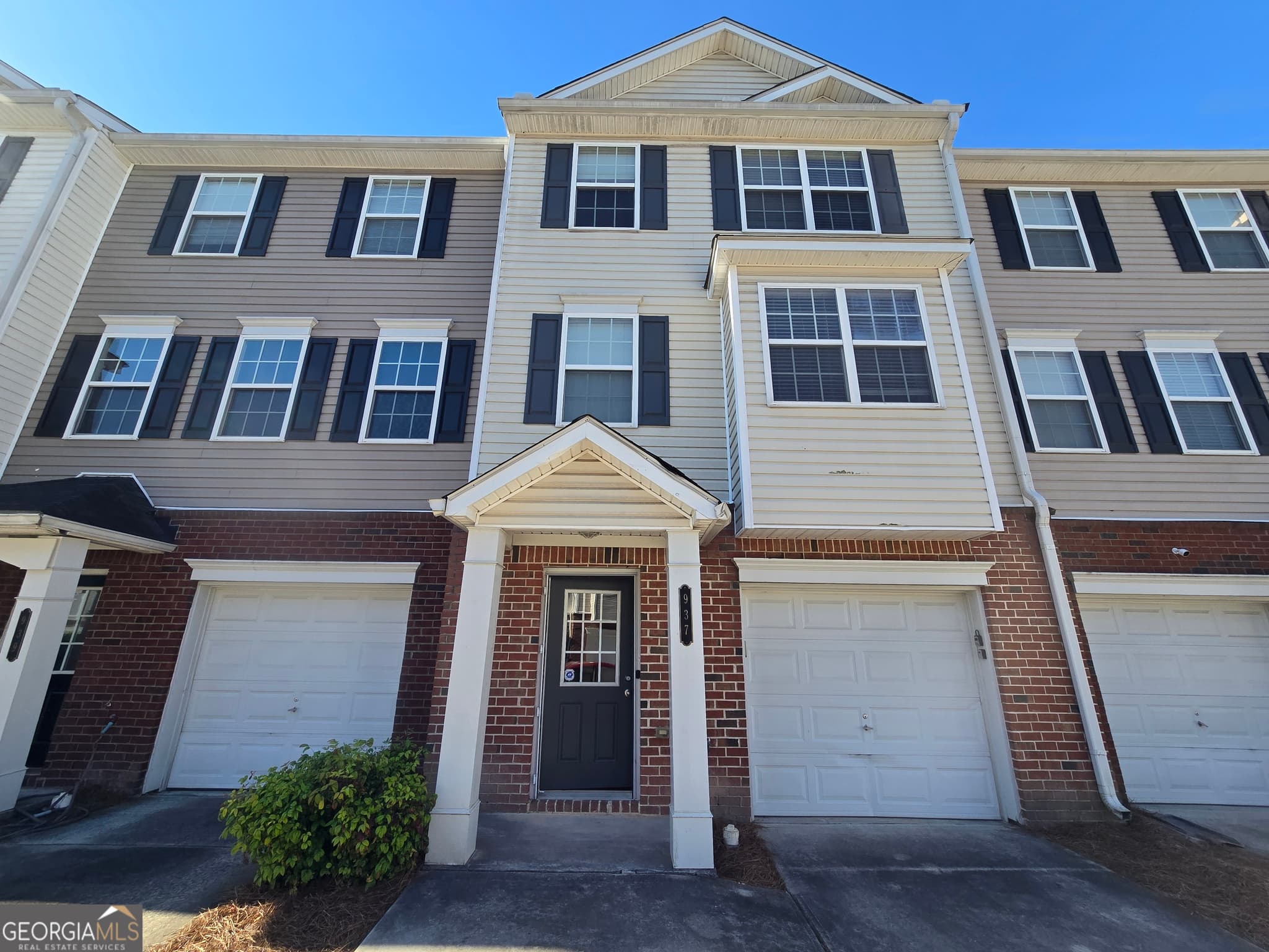 3 bedroom, 2.5 bathroom, 1,496 sq ft townhouse sold at 937 Society Circle, Atlanta, GA 30331