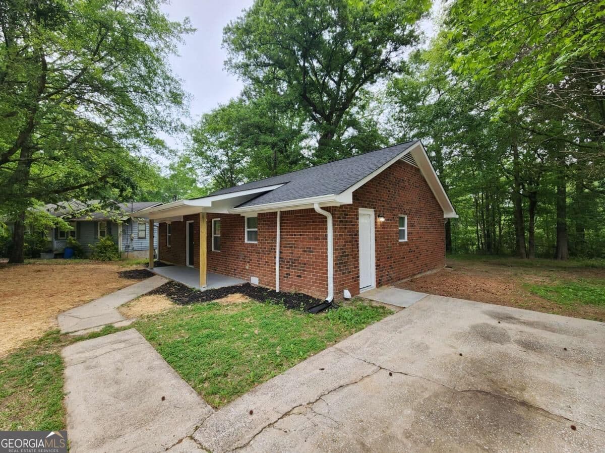 3 bedroom, 2 bathroom single family residence for rent at 723 W Creek Circle, Monroe, GA 30655 for $1,445 a month — photo 2
