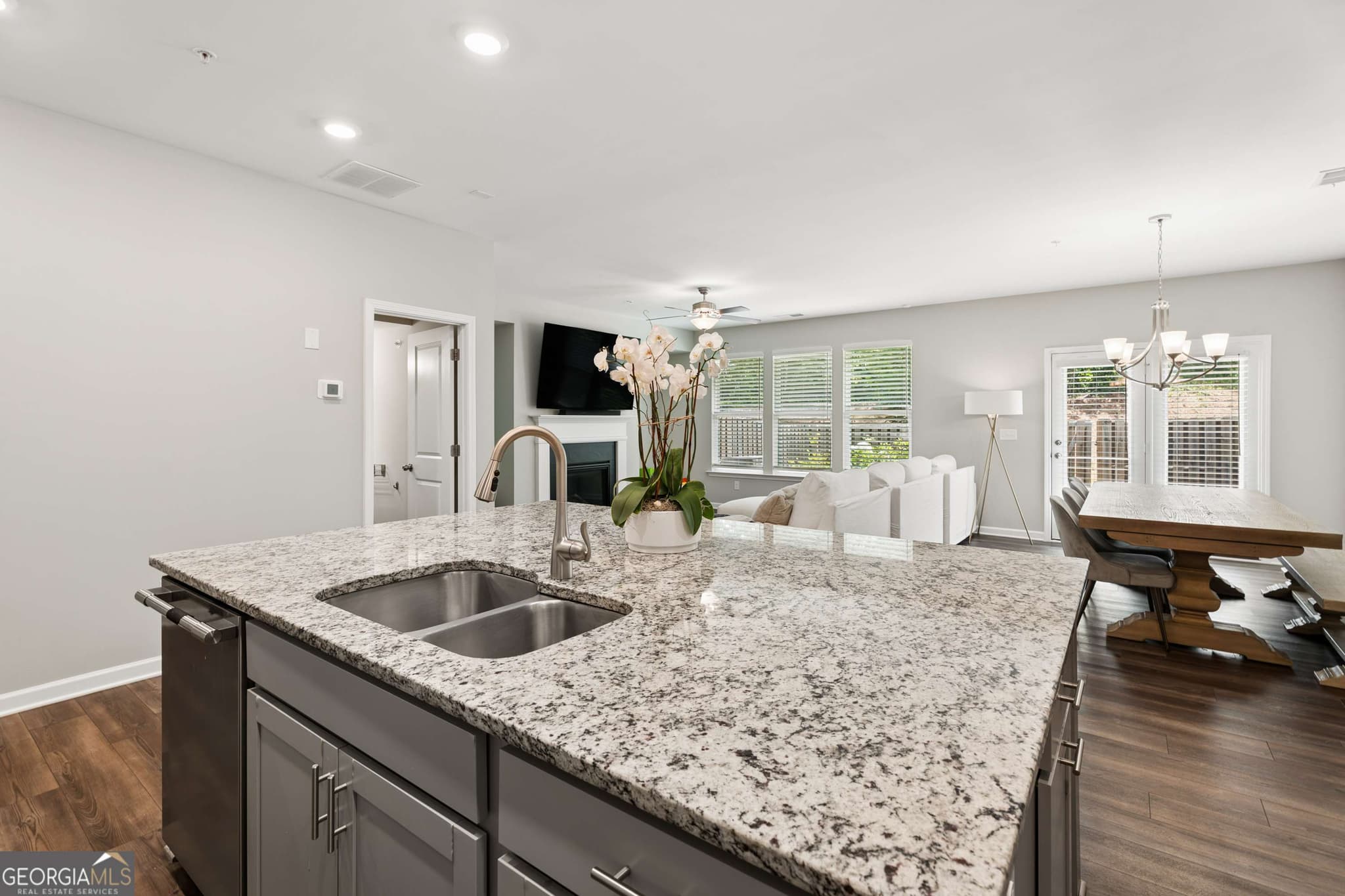 3 bedroom, 2.5 bathroom, 2,027 sq ft townhouse for sale at 305 Duval Drive, Alpharetta, GA 30009 — photo 5