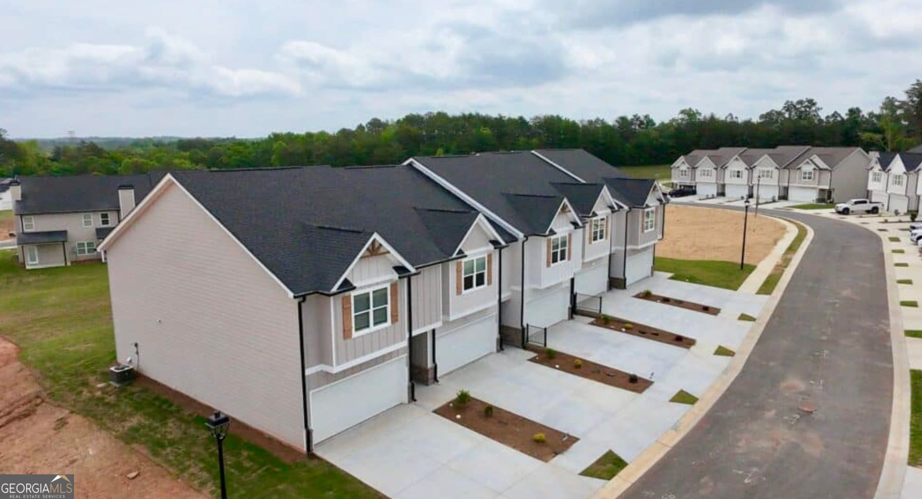 3 bedroom, 2.5 bathroom, 1,604 sq ft townhouse for sale at 6362 Pine Ridge Point, Lula, GA 30554 — photo 3