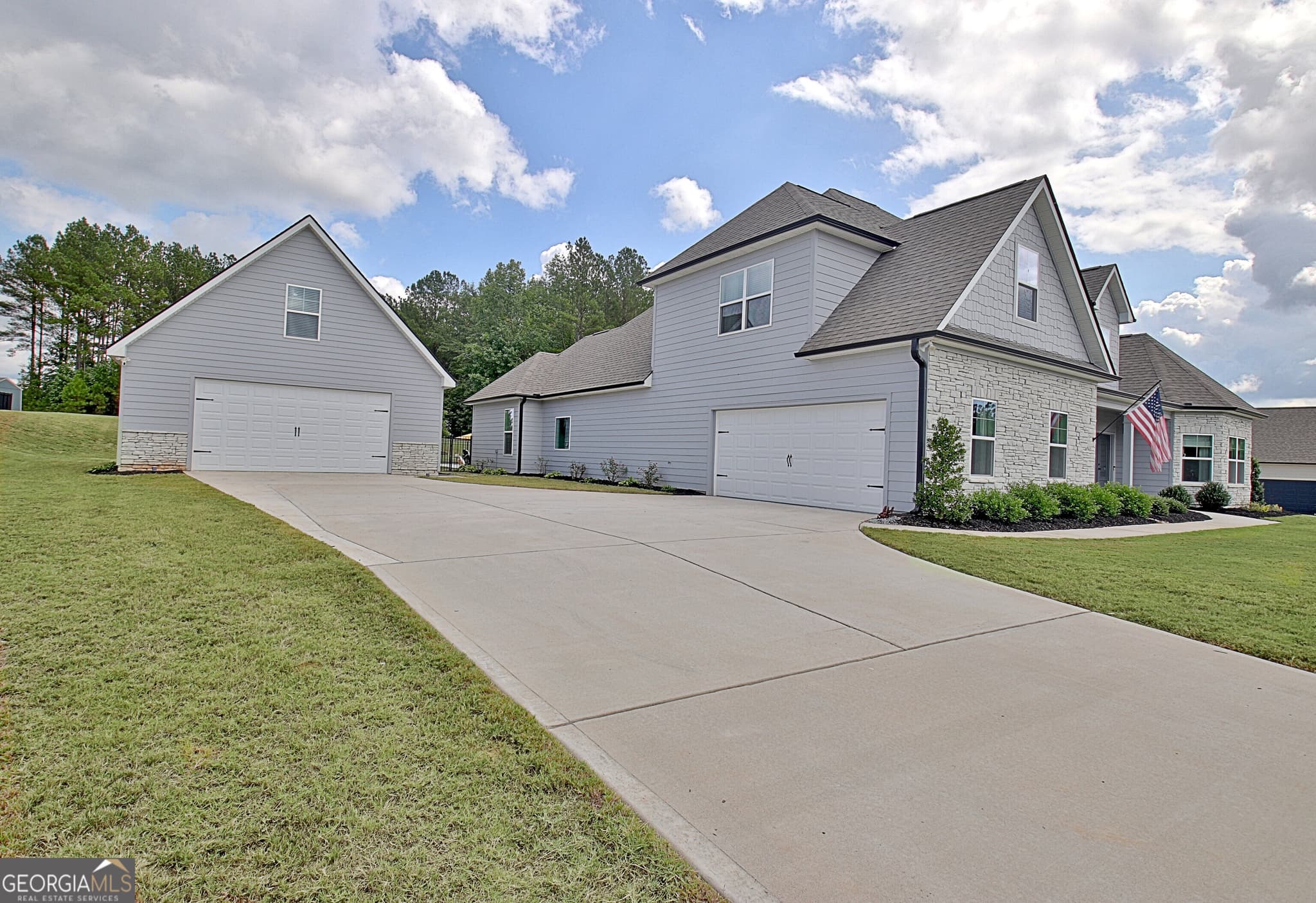 4 bedroom, 3.5 bathroom, 3,741 sq ft single family residence for sale at 40 Tattersall Way, Senoia, GA 30276 — photo 4