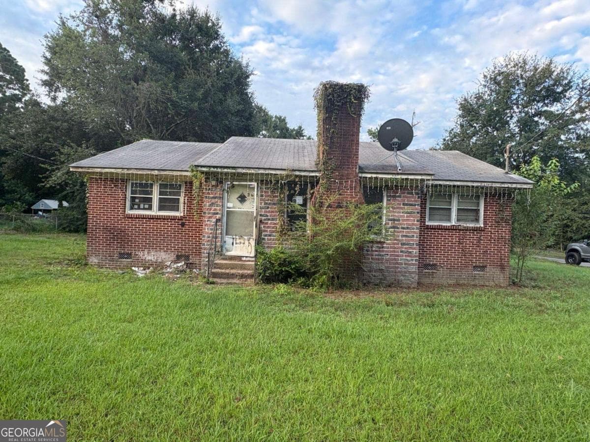 3 bedroom, 1 bathroom single family residence sold at 425 Hollis Street, Pelham, GA 31779