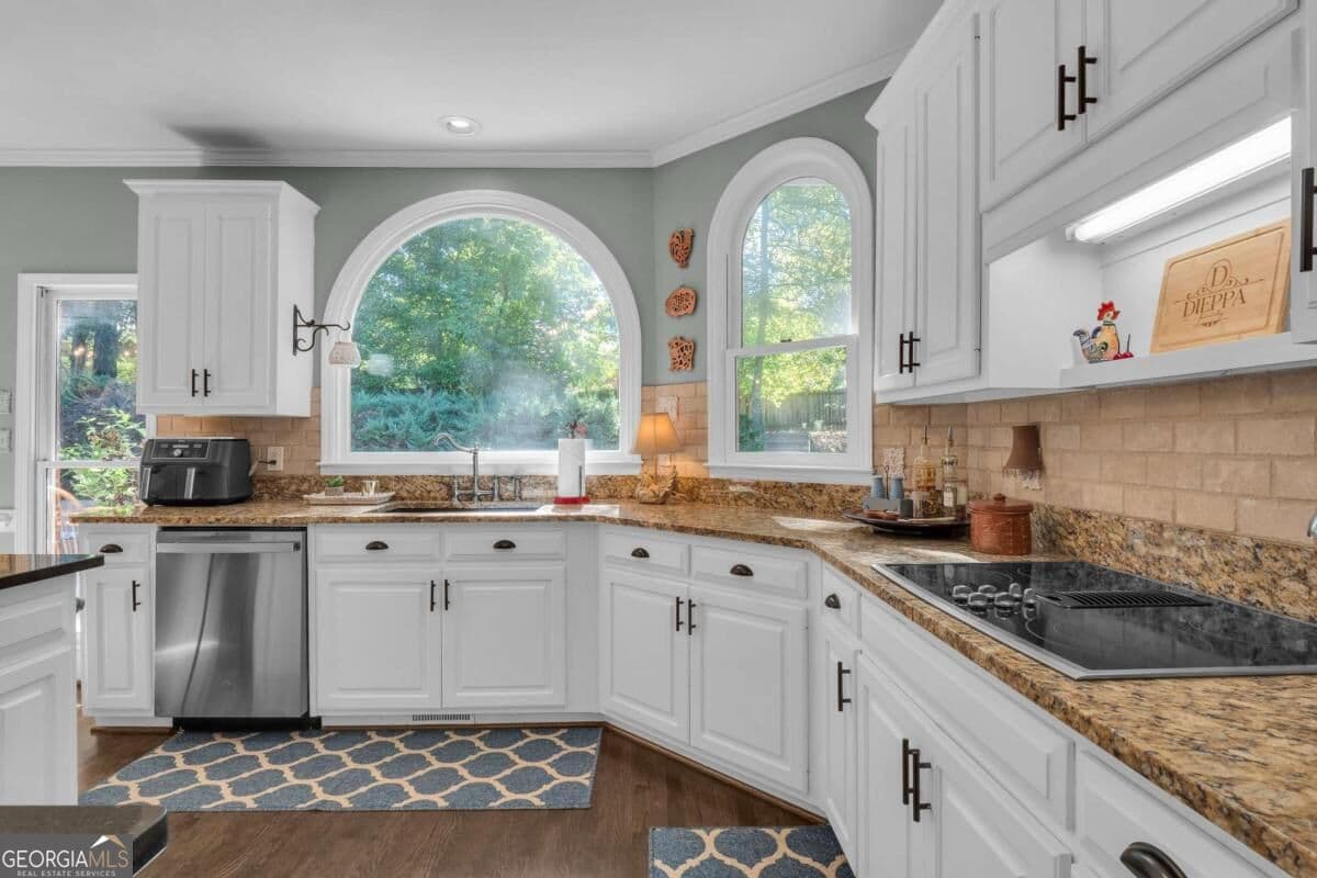 6 bedroom, 4.5 bathroom, 4,940 sq ft single family residence for sale at 5296 Fern Park Court, Peachtree Corners, GA 30092 — photo 10