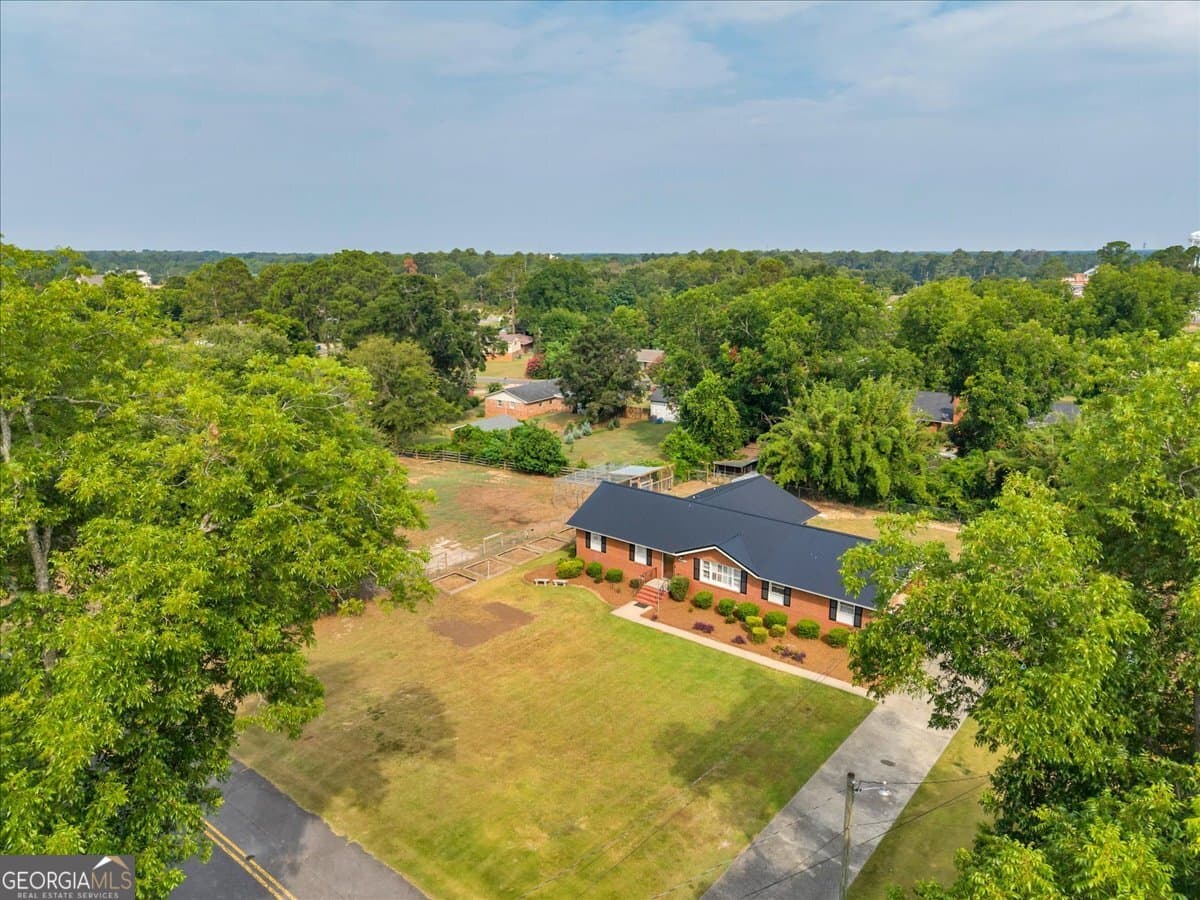 3 bedroom, 1.5 bathroom, 1,701 sq ft single family residence for sale at 2205 Stonewall Street, Dublin, GA 31021 — photo 3