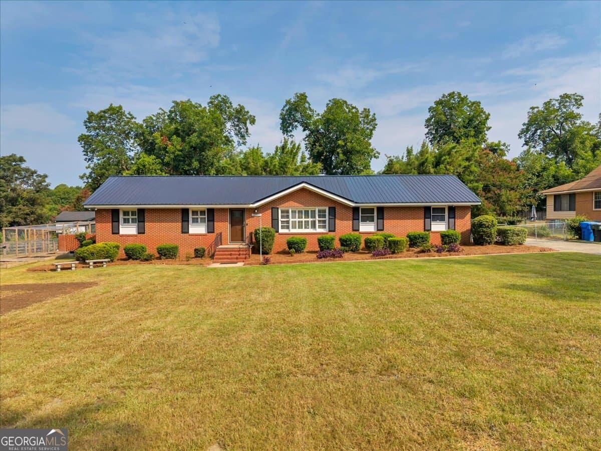 3 bedroom, 1.5 bathroom, 1,701 sq ft single family residence for sale at 2205 Stonewall Street, Dublin, GA 31021