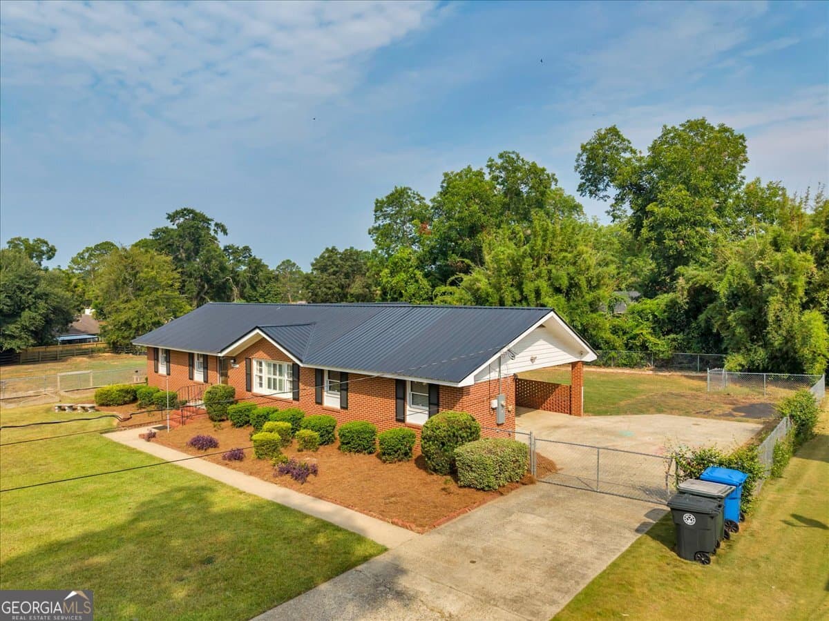 3 bedroom, 1.5 bathroom, 1,701 sq ft single family residence for sale at 2205 Stonewall Street, Dublin, GA 31021 — photo 5