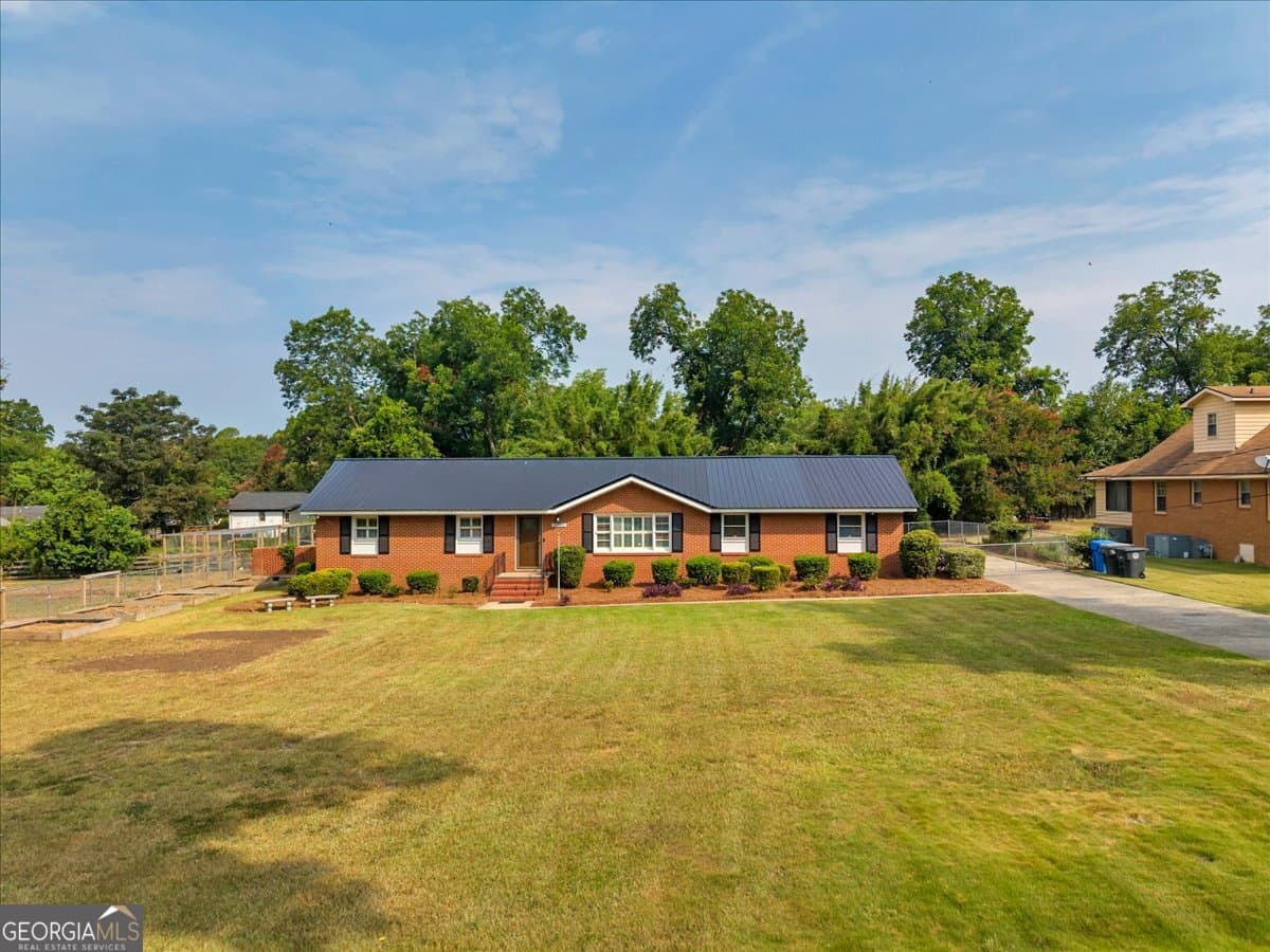 3 bedroom, 1.5 bathroom, 1,701 sq ft single family residence for sale at 2205 Stonewall Street, Dublin, GA 31021 — photo 4