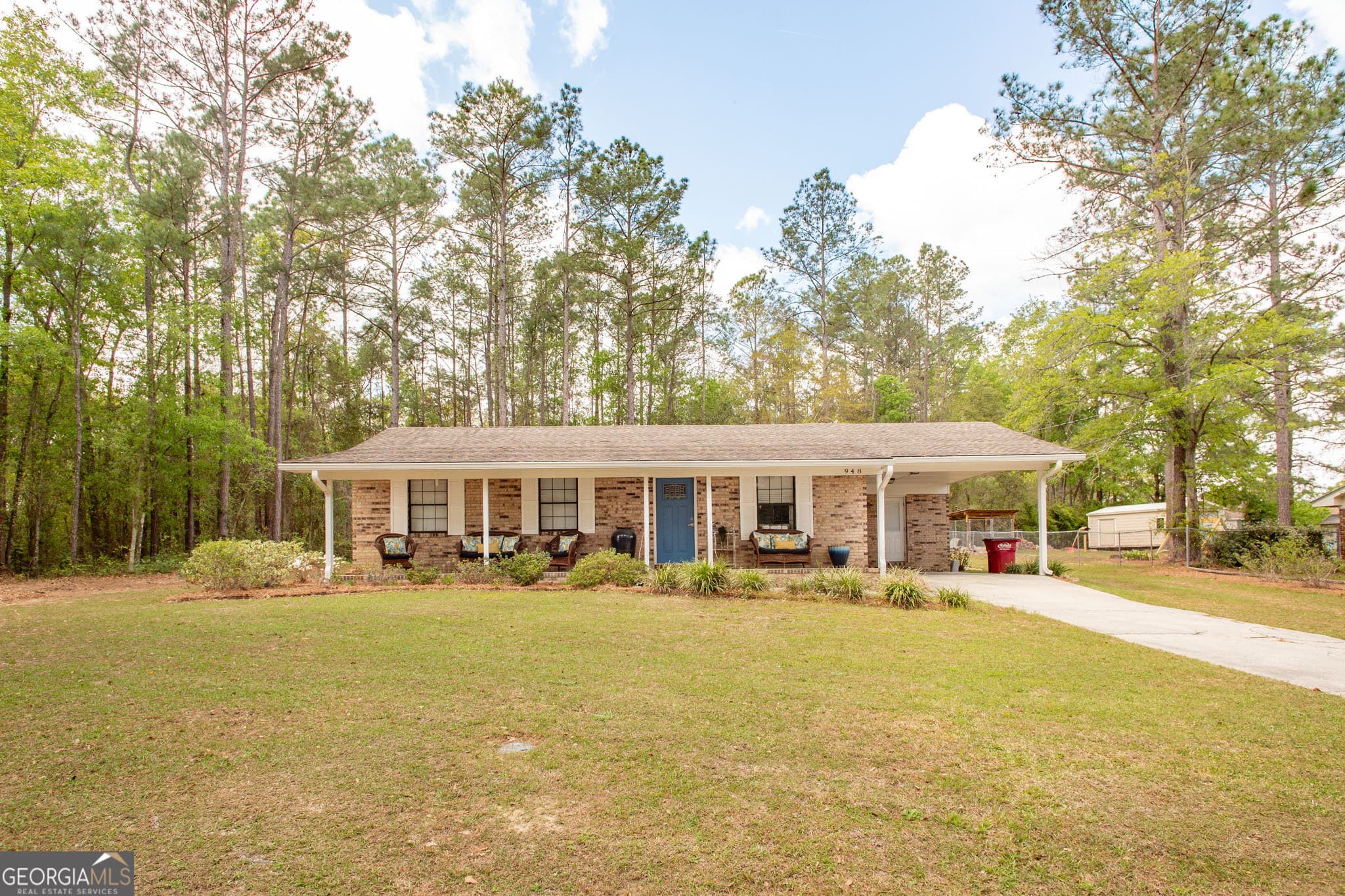 3 bedroom, 2 bathroom, 1,075 sq ft single family residence sold at 948 Azalea Street, Blackshear, GA 31516