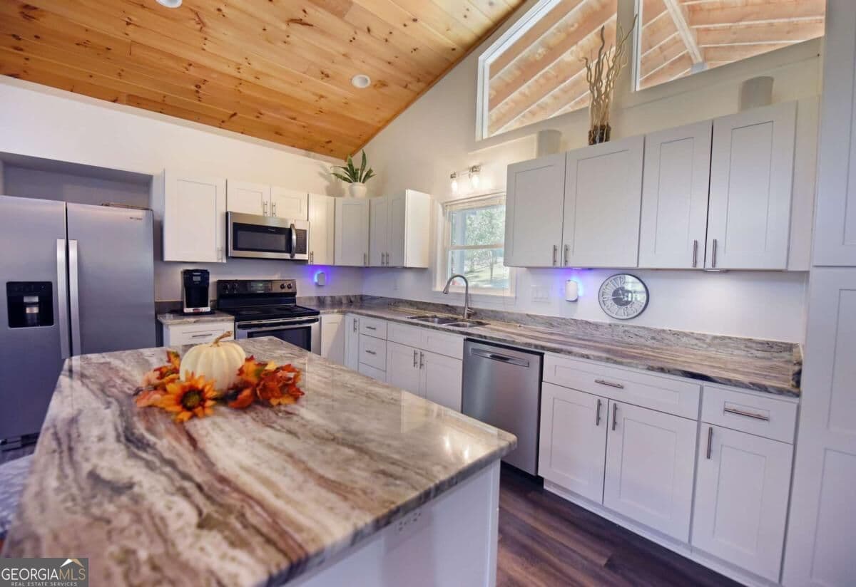 2 bedroom, 2 bathroom, 2,265 sq ft single family residence for sale at 407 Highland Trace, Blairsville, GA 30512 — photo 6