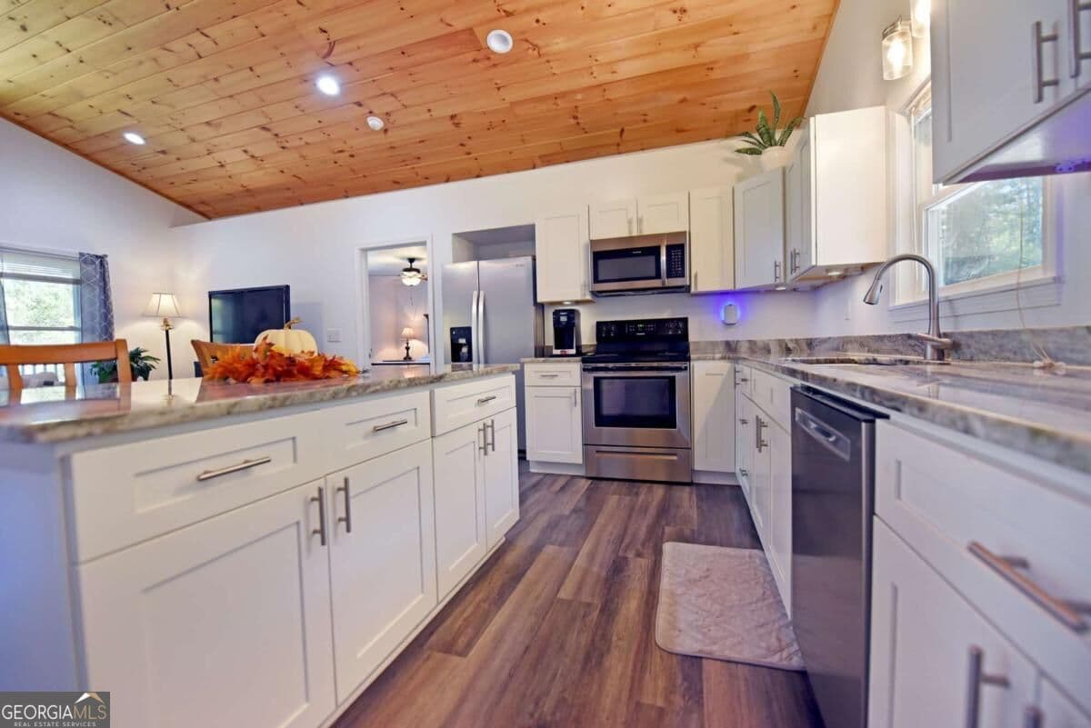 2 bedroom, 2 bathroom, 2,265 sq ft single family residence for sale at 407 Highland Trace, Blairsville, GA 30512 — photo 7
