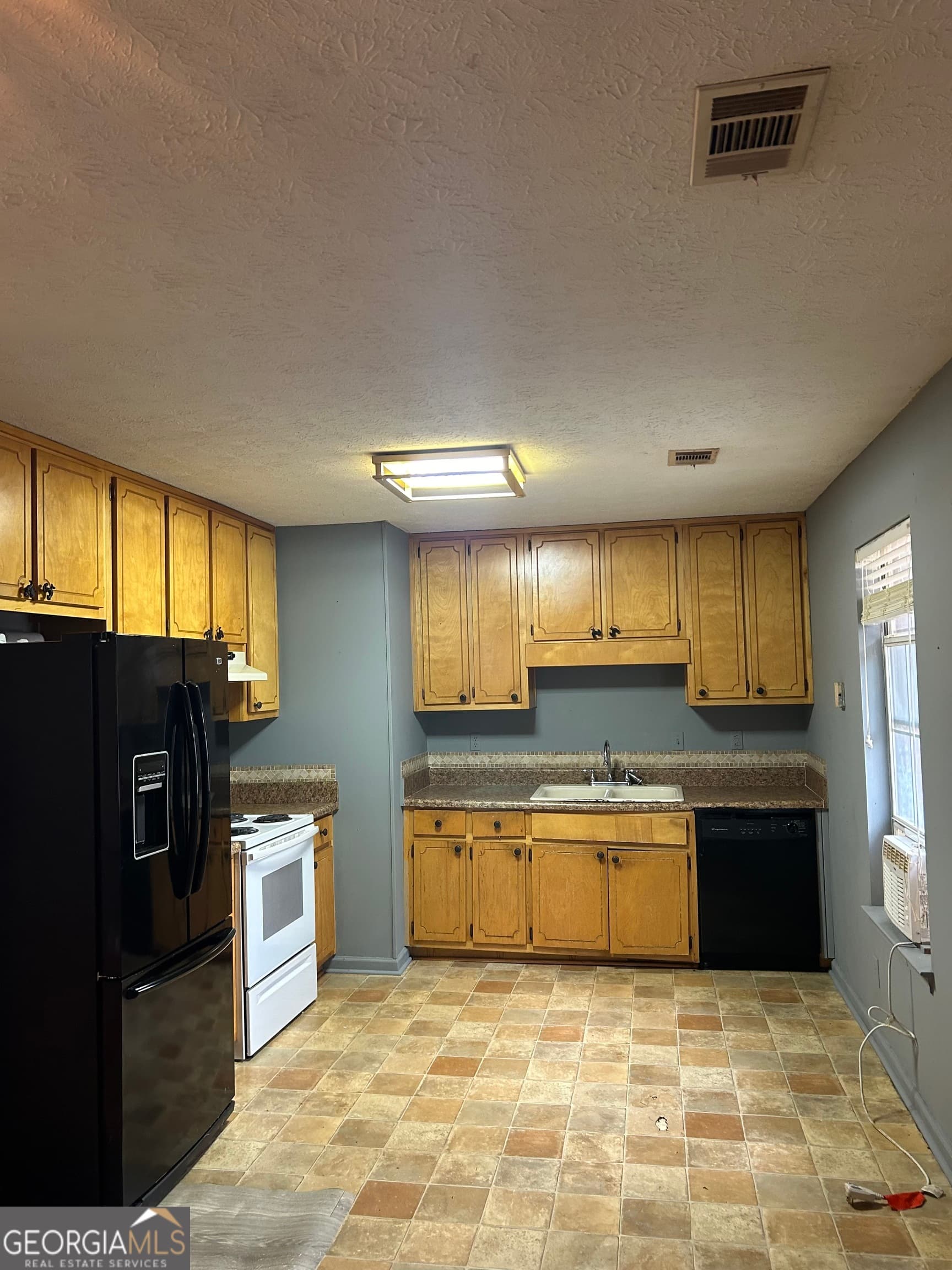 3 bedroom, 1 bathroom, 964 sq ft single family residence for sale at 162 Sherwood Loop, Mcdonough, GA 30253 — photo 2