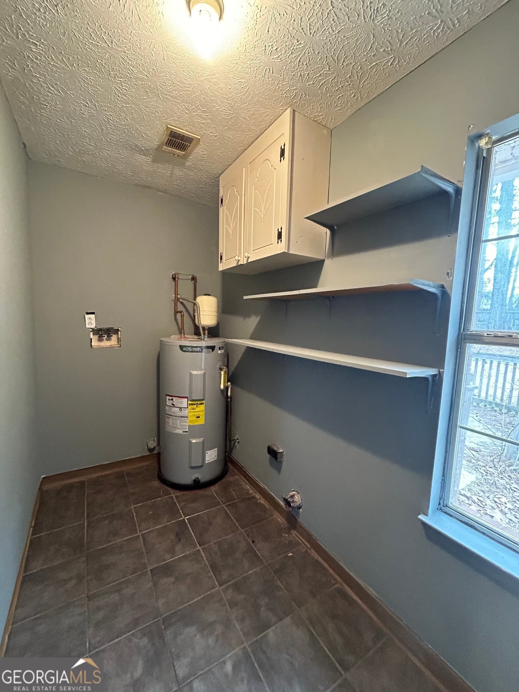 3 bedroom, 1 bathroom, 964 sq ft single family residence for sale at 162 Sherwood Loop, Mcdonough, GA 30253 — photo 3