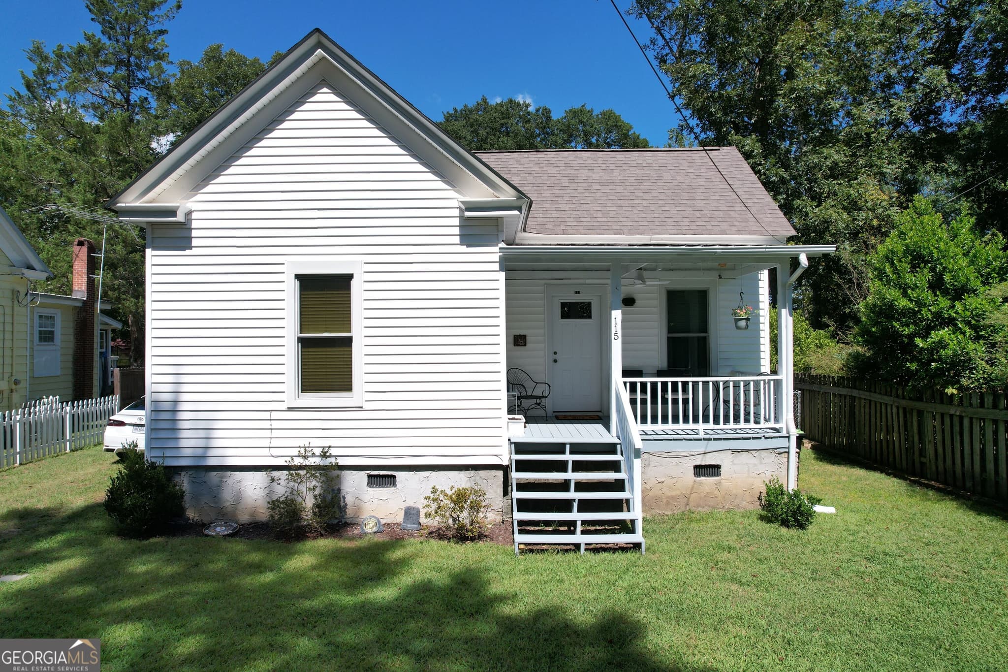 2 bedroom, 1 bathroom, 943 sq ft single family residence for sale at 115 Lamar Street, Barnesville, GA 30204