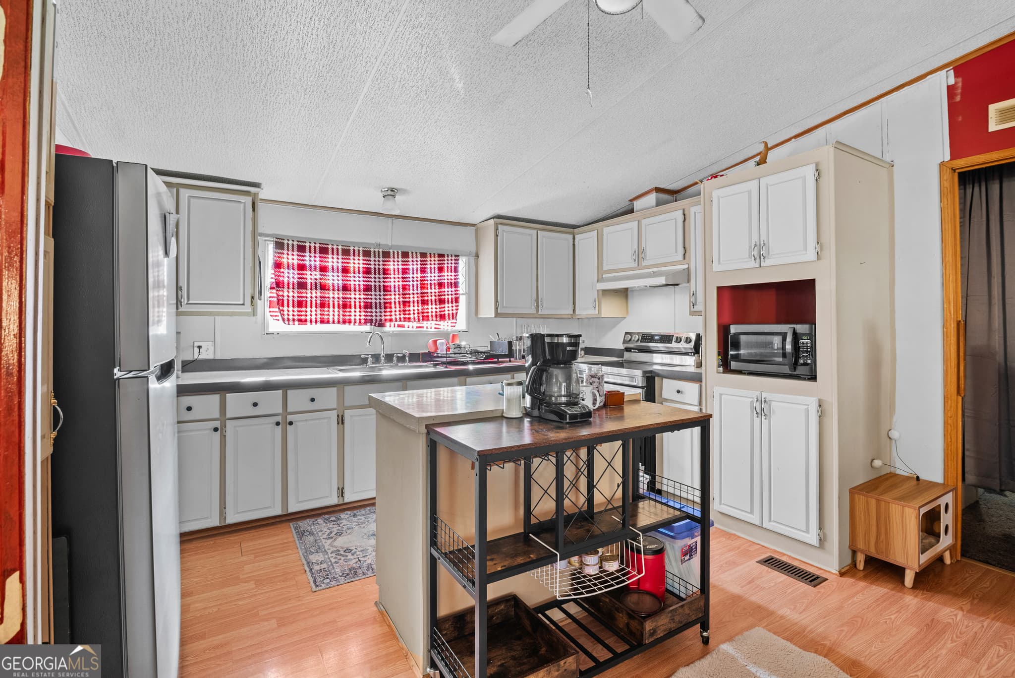 4 bedroom, 2 bathroom, 1,960 sq ft single family residence for sale at 4609 Heidi Drive, Waycross, GA 31503 — photo 6