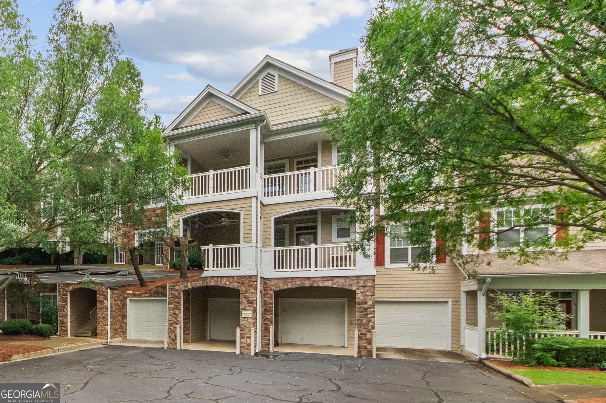 2 bedroom, 2 bathroom, 1,321 sq ft condominium for sale at 933 Sandringham Drive 933, Alpharetta, GA 30004 — photo 2
