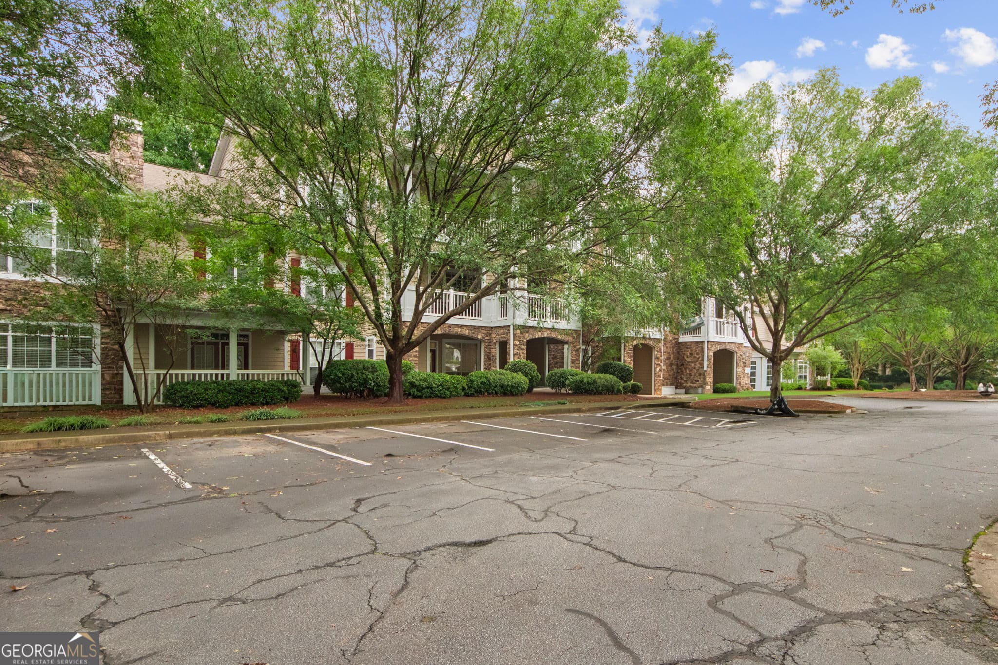 2 bedroom, 2 bathroom, 1,321 sq ft condominium for sale at 933 Sandringham Drive 933, Alpharetta, GA 30004 — photo 3